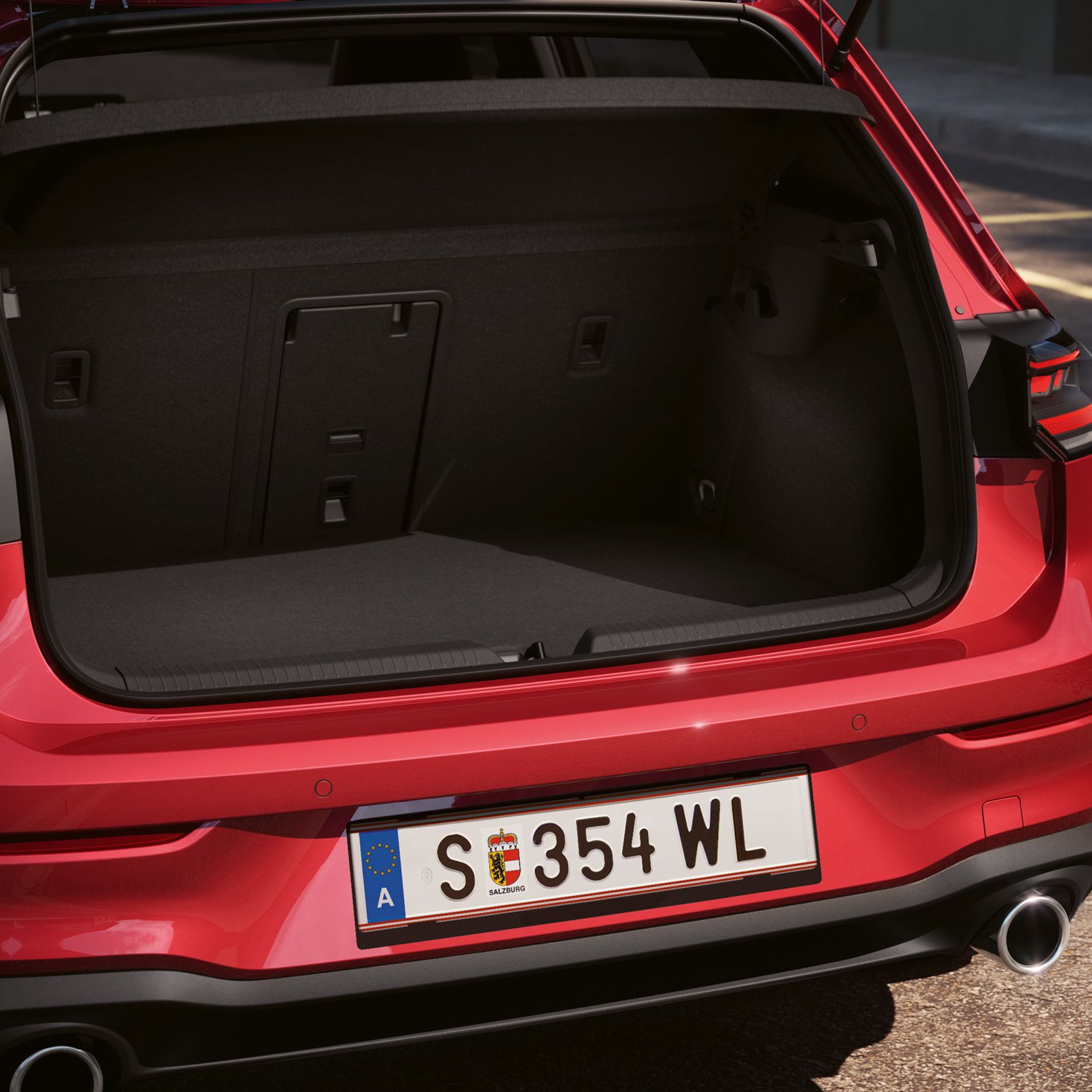 Vozidlo s pohľadom do batožinového priestoru modelu Golf GTI s funkciou Keyless Access. Auto stojí na ceste.