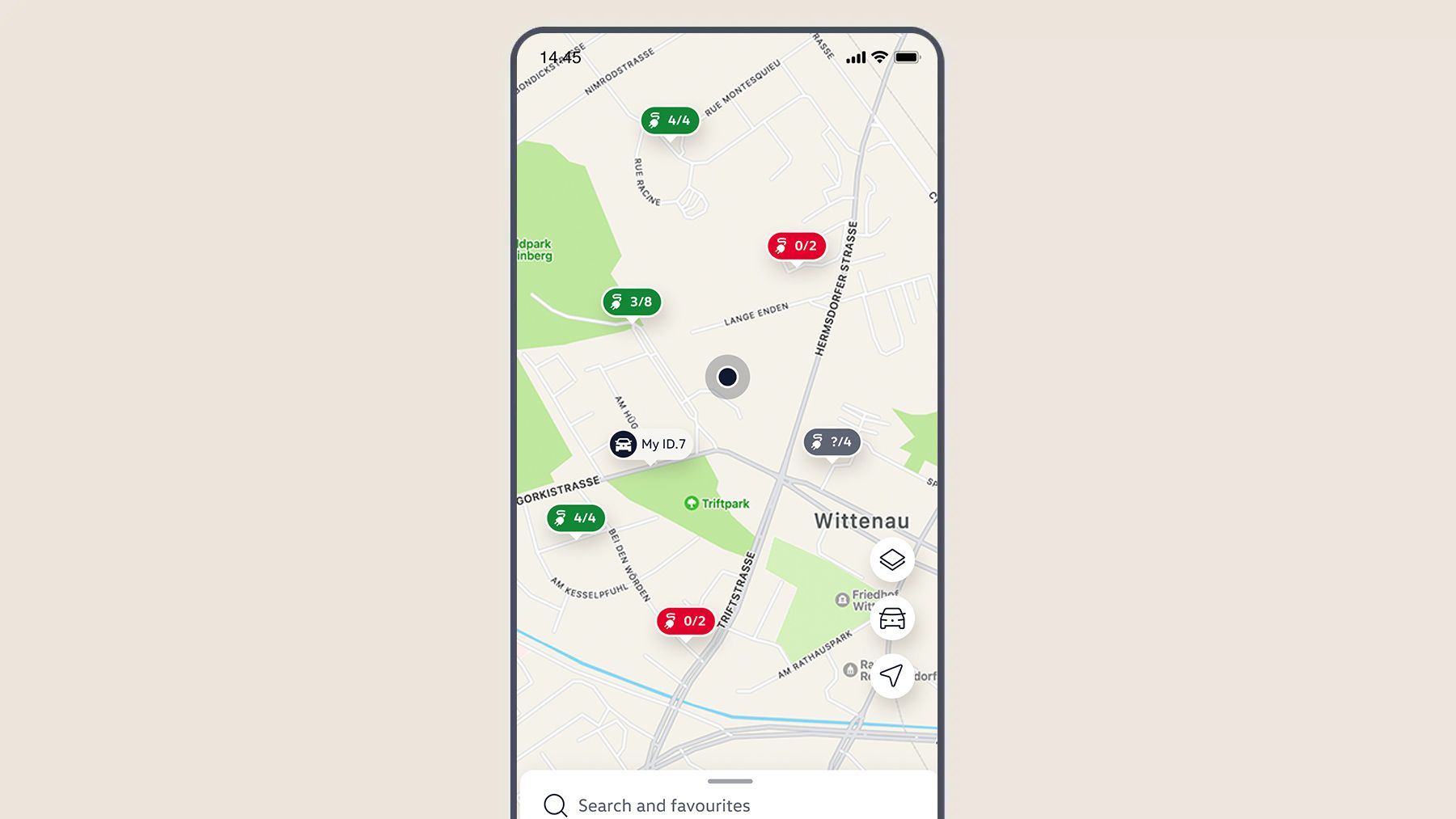 Zobrazenie v aplikácii Volkswagen s mapou, polohou vozidla a  nabíjacími stanicami v okolí.
