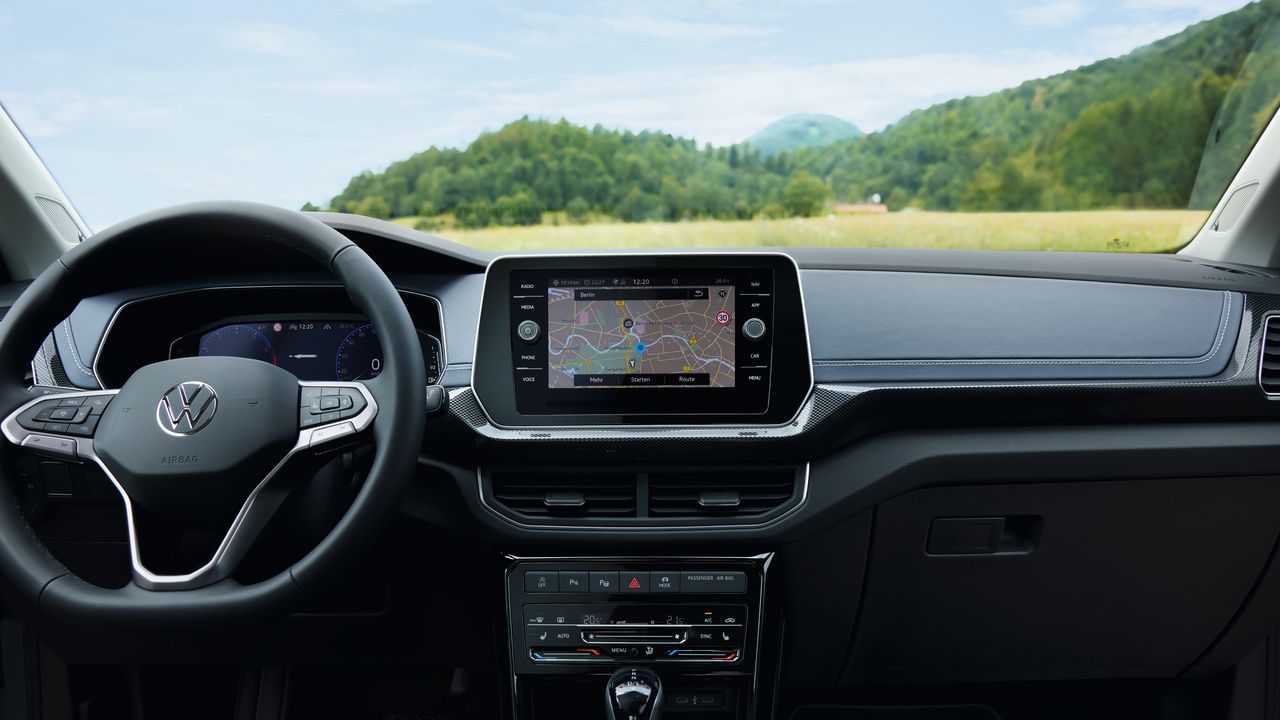 Detailný pohľad na miesto vodiča VW T-Cross za volantom.
