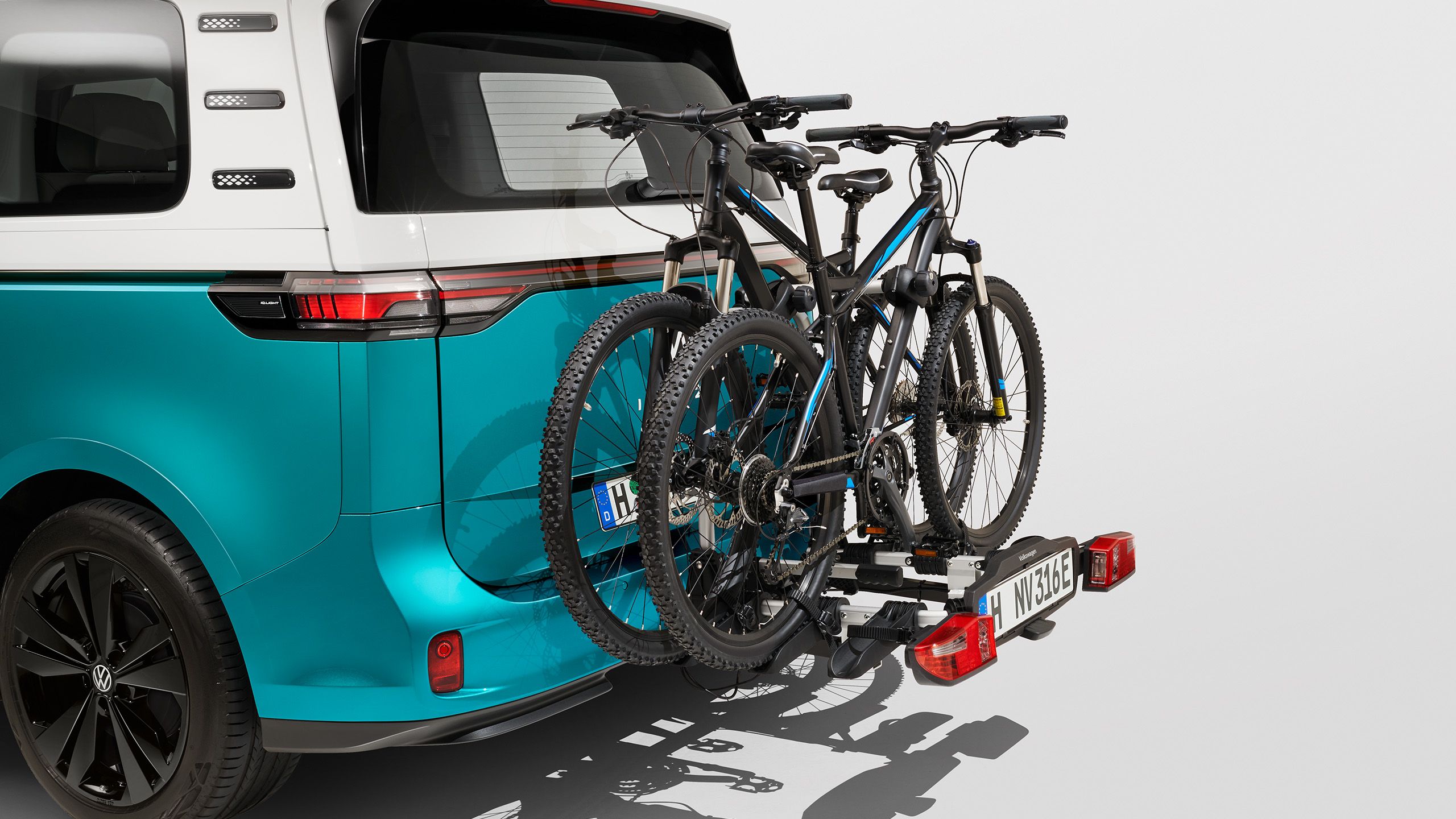 ID. Buzz vybavený nosičom bicyklov z príslušenstva VW, prepravujú sa dva bicykle