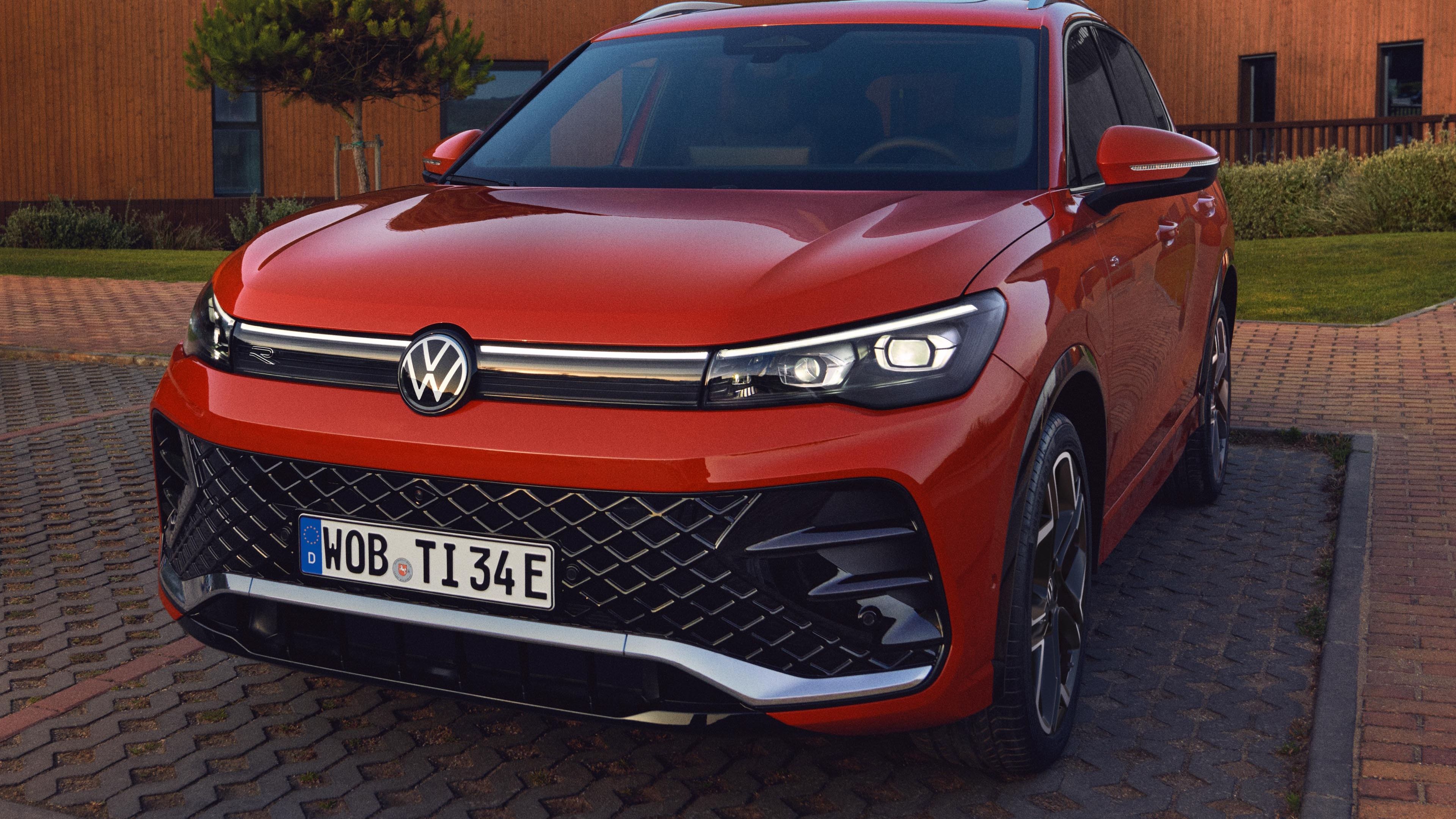 Červený, zaparkovaný VW Tiguan.