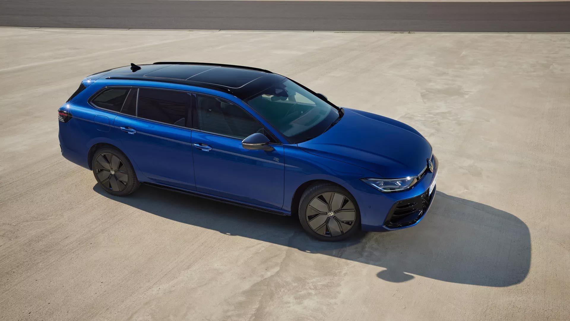 Modrý VW Passat zaparkovaný na otvorenom priestranstve.
