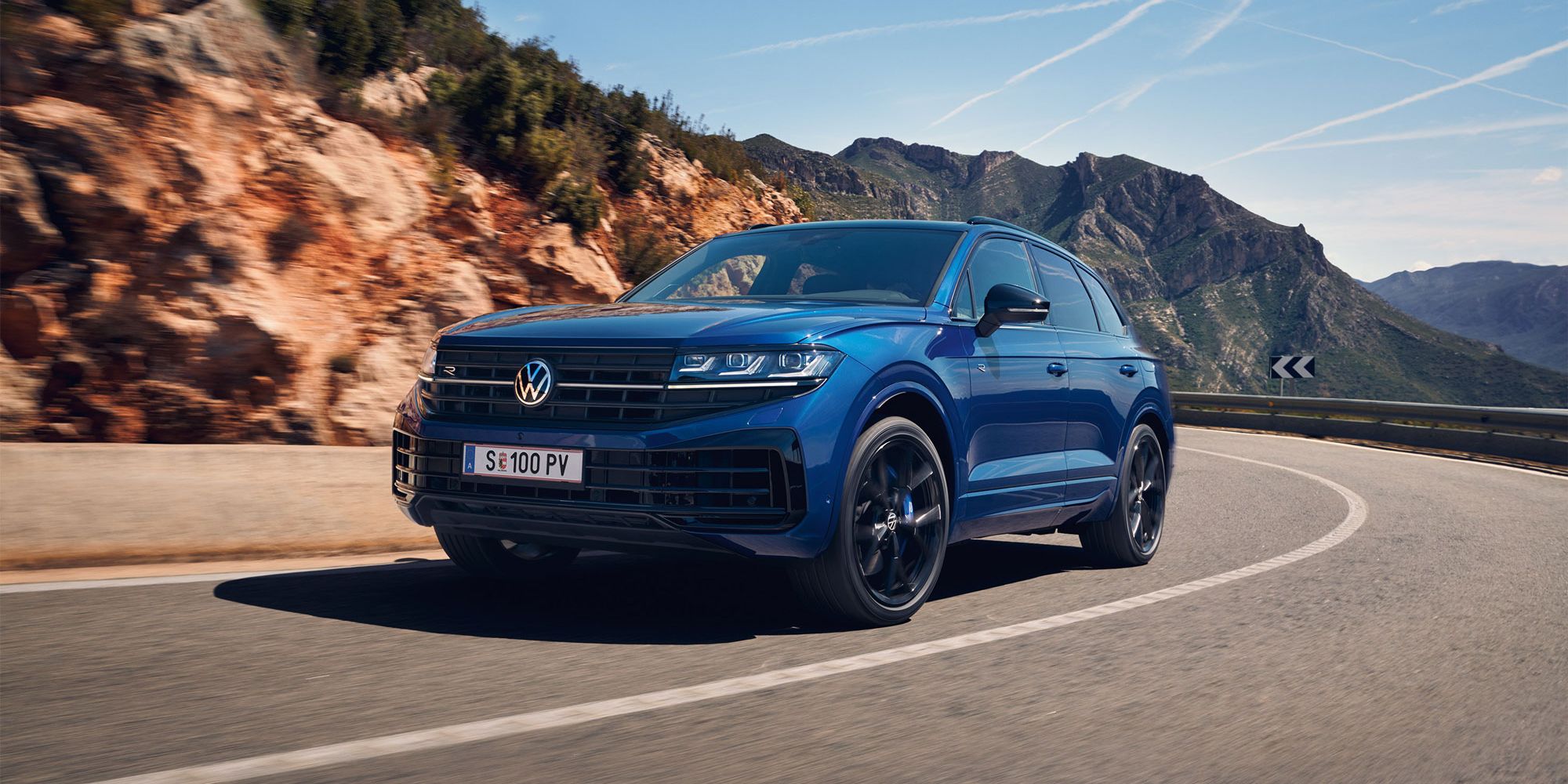 Touareg R eHybrid pri jazde po ceste v horách.