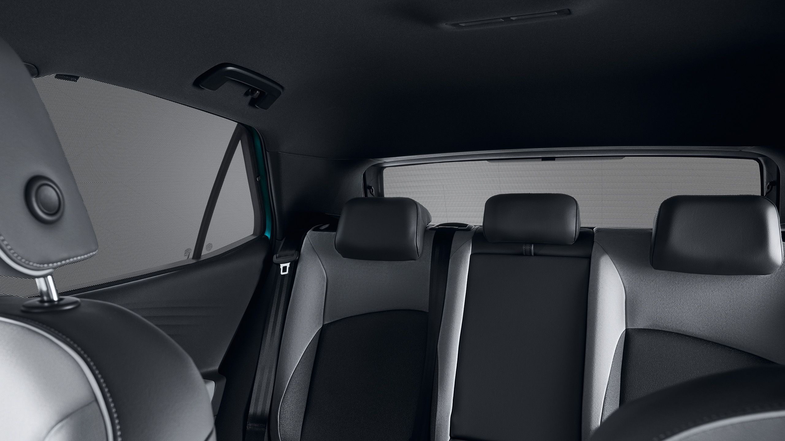 Pohľad na zadné sedačky vozidla VW, slnečné clony z príslušenstva VW na bočných a zadných oknách v centre pozornosti.