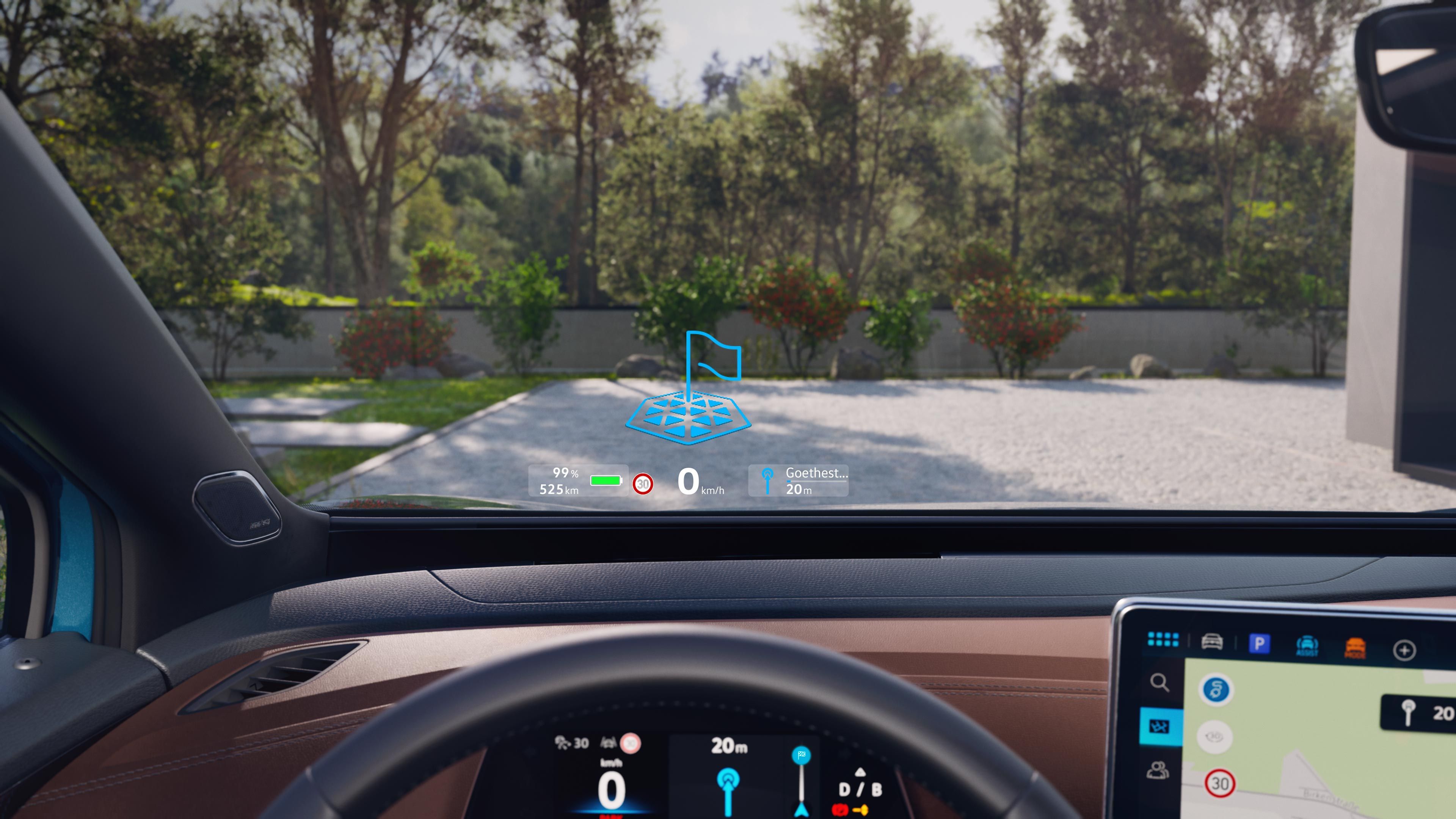 Detailný pohľad na head-up displej s rozšírenou realitou na čelnom skle vozidla VW ID.4 zaparkovaného na príjazdovej ceste. Digitálny prístrojový panel je vidieť cez volant v spodnej časti obrázka.