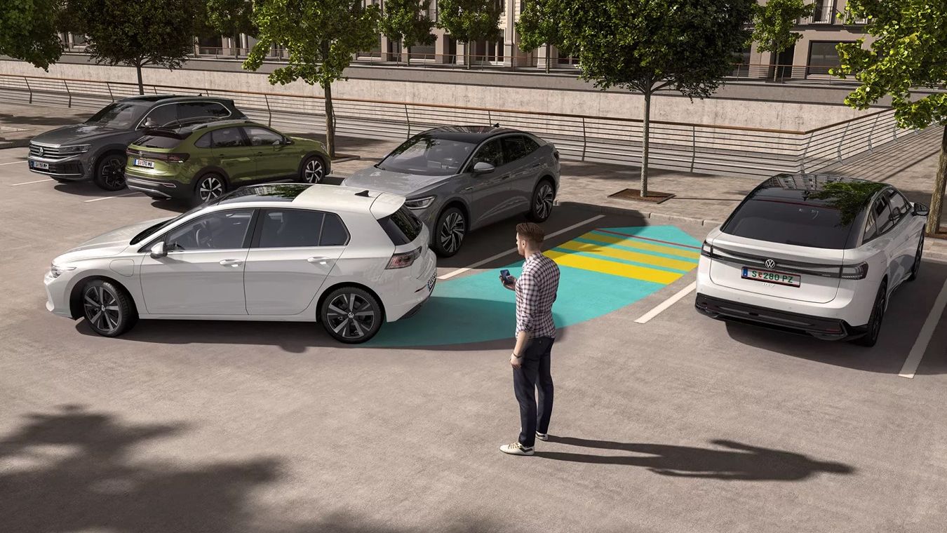 Obrázok schematicky znázorňuje funkčnosť parkovacieho asistenta Park Assist Pro na príklade vozidla VW Golf.