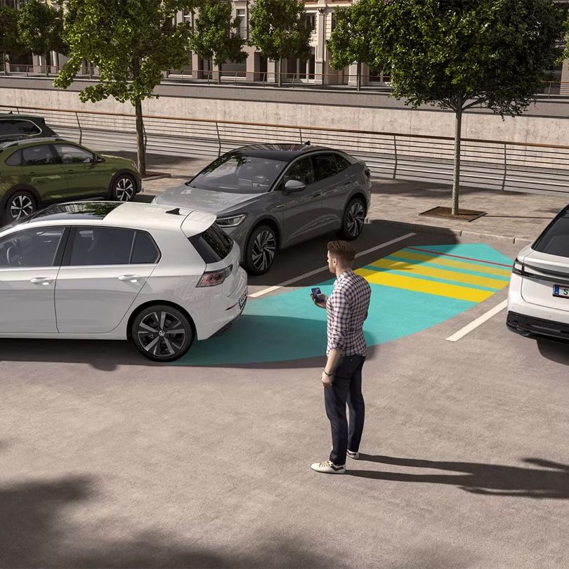 Obrázok schematicky znázorňuje funkčnosť parkovacieho asistenta Park Assist Pro na príklade vozidla VW Golf.
