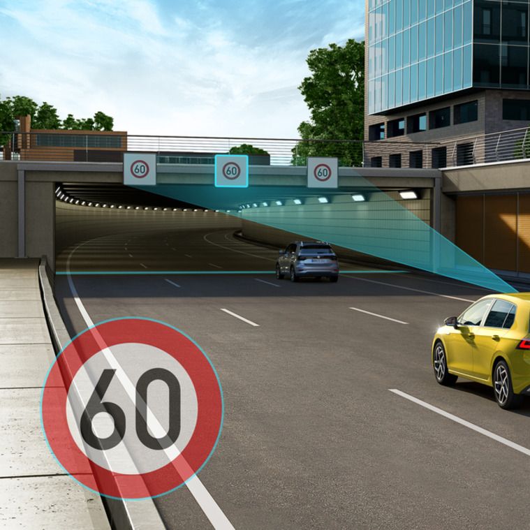 Animovaný obrázok, ktorý znázorňuje žltý Volkswagen Golf zozadu, ako jazdí po diaľnici a deteguje dopravnú značku pred sebou.