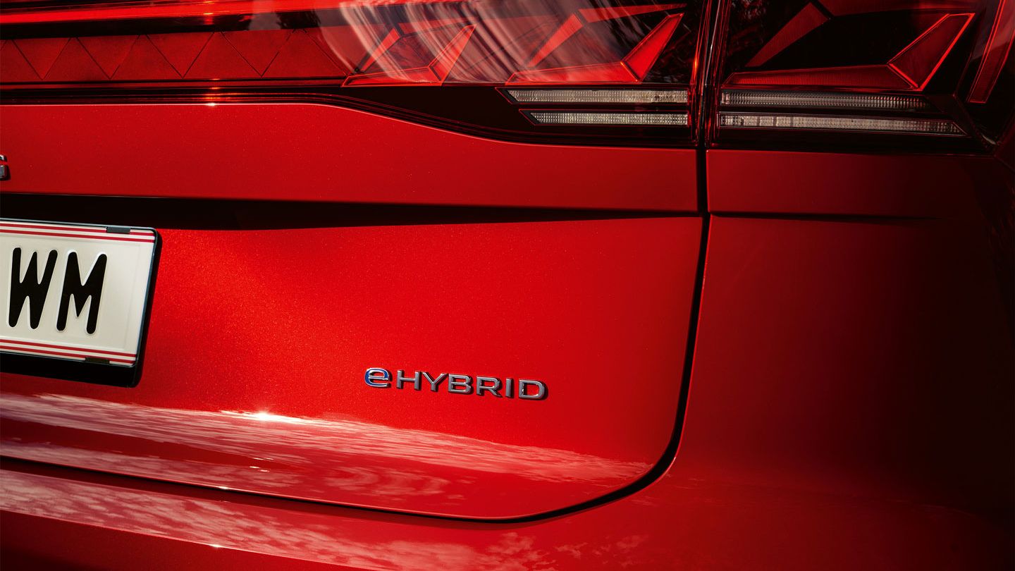 Nápis eHYBRID na zadnej časti vozidla VW Touareg Elegance eHybrid.