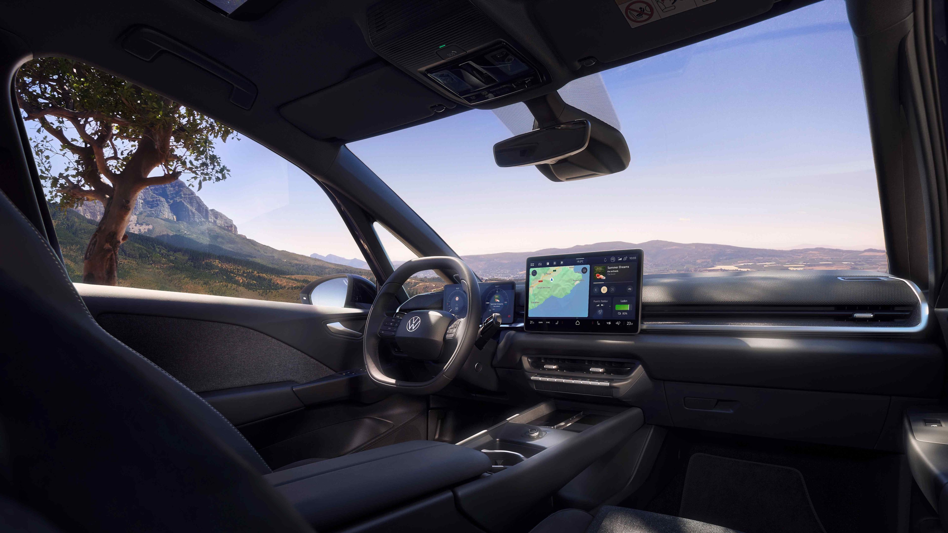 Pohľad do interiéru ID.3 Neo na miesto vodiča, palubnú dosku, centrálny displej. Cez čelné sklo je výhľad na okolie.