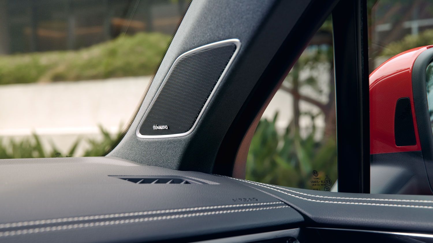 Detailný pohľad na voliteľný zvukový systém DYNAUDIO Confidence v modeli Touareg Elegance eHybrid.