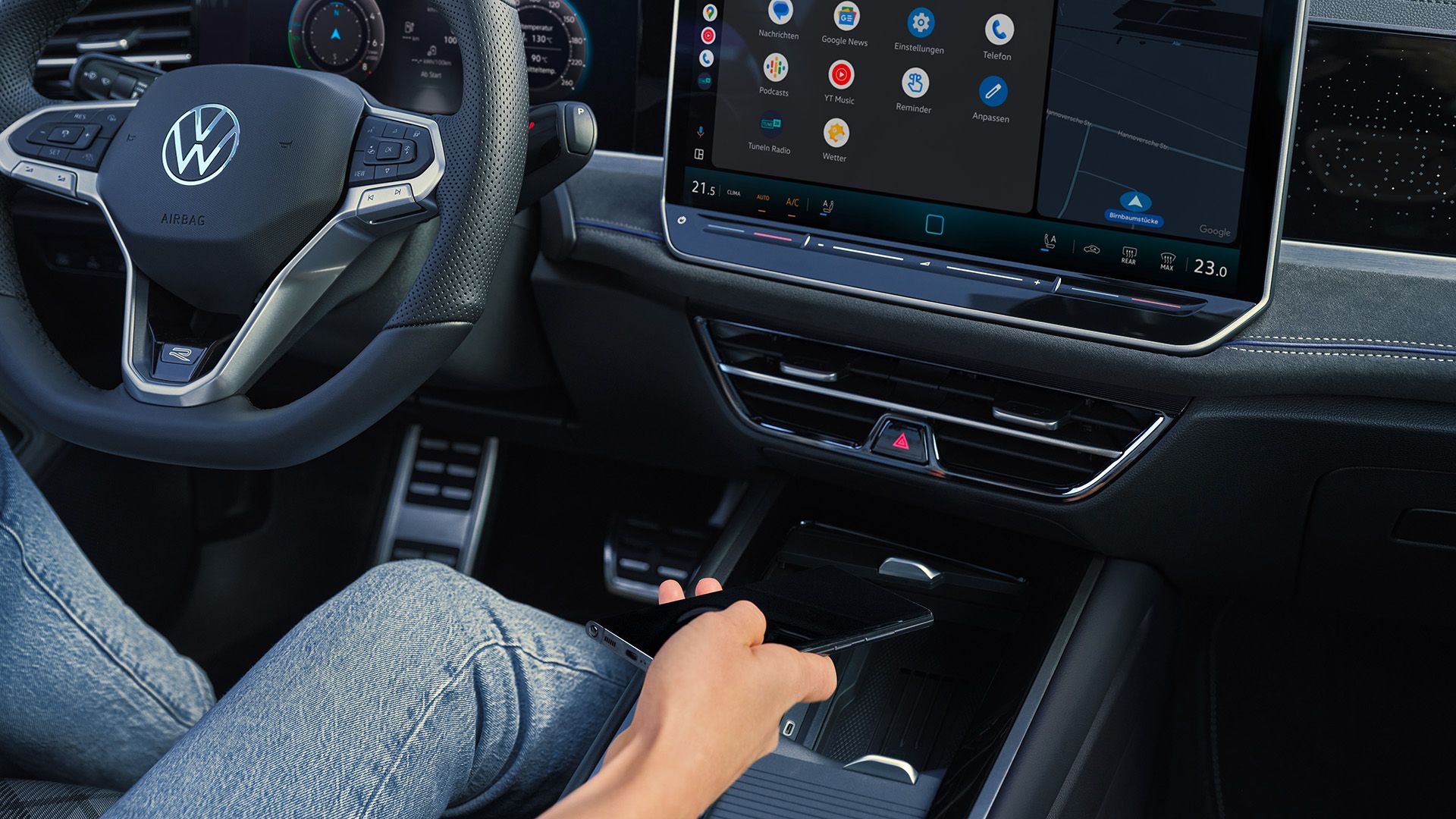 Detailný pohľad na displej infotainment systému VW Passast. 