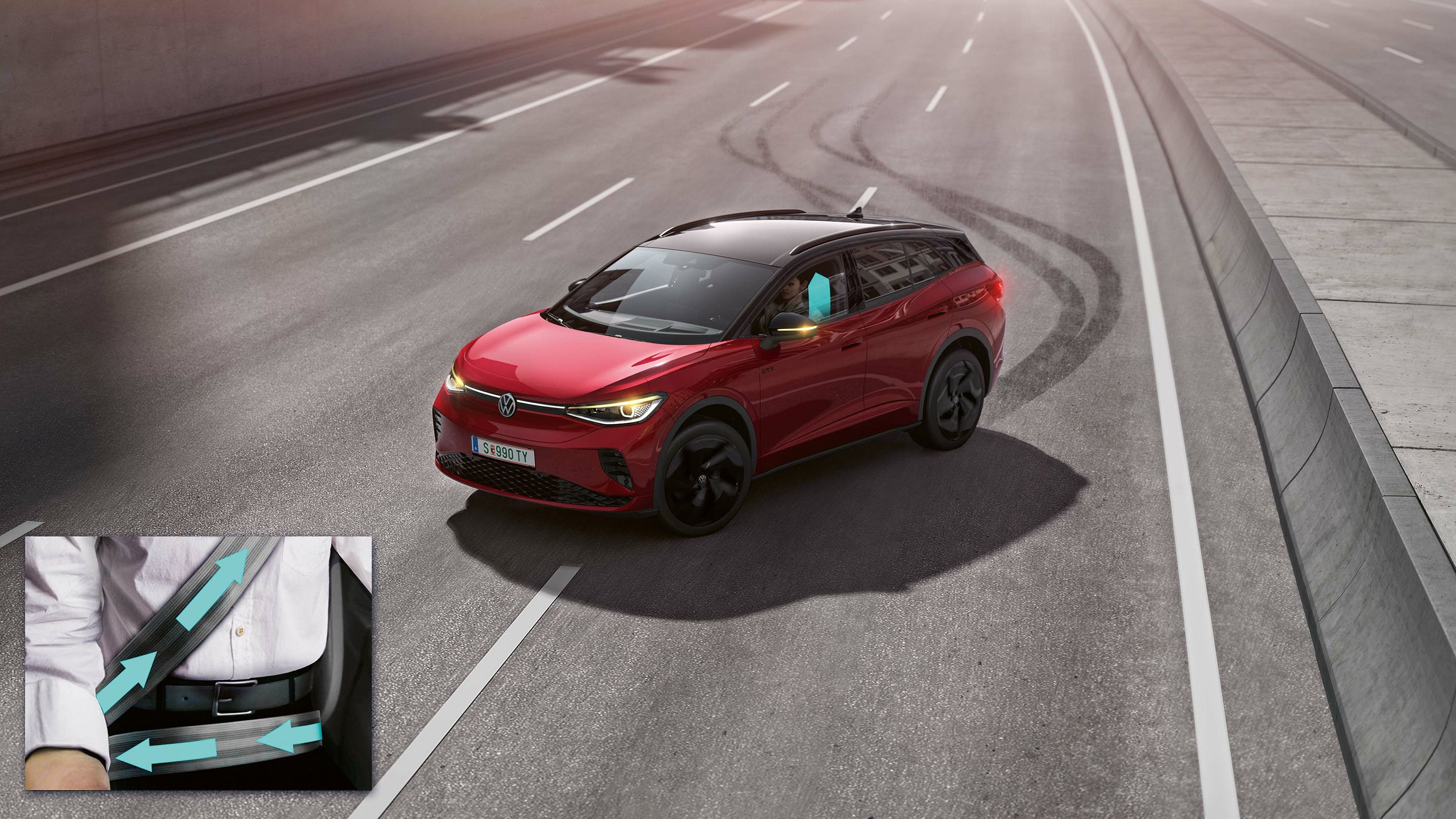 Červené SUV Volkswagen stojí na diaľnici a za vozidlom sú viditeľné brzdné stopy pneumatík. V spodnom ľavom rohu je detail na zapnutý bezpečnostný pás, na ktorom šípky naznačujú pritiahnutie v prípade kritickej situácie. Vozidlo má čiernu sklenenú panoramatickú strechu a moderný dizajn.