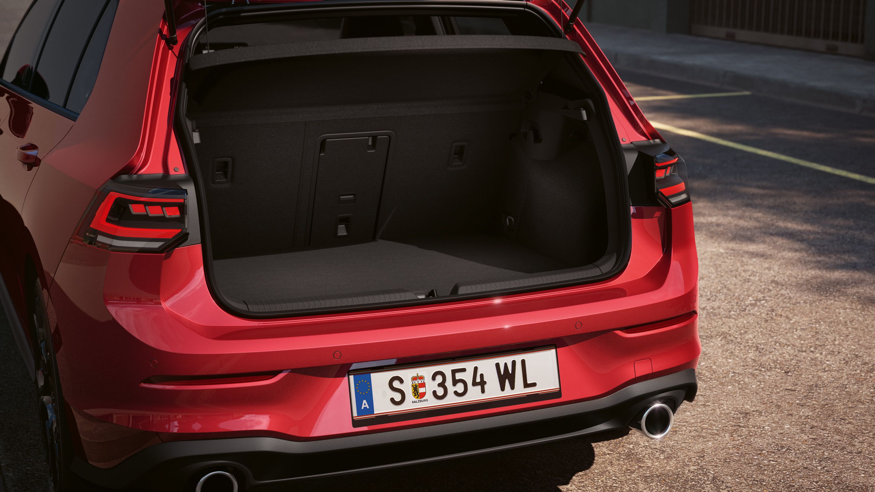Vozidlo s pohľadom do batožinového priestoru modelu Golf GTI s funkciou Keyless Access. Auto stojí na ceste.