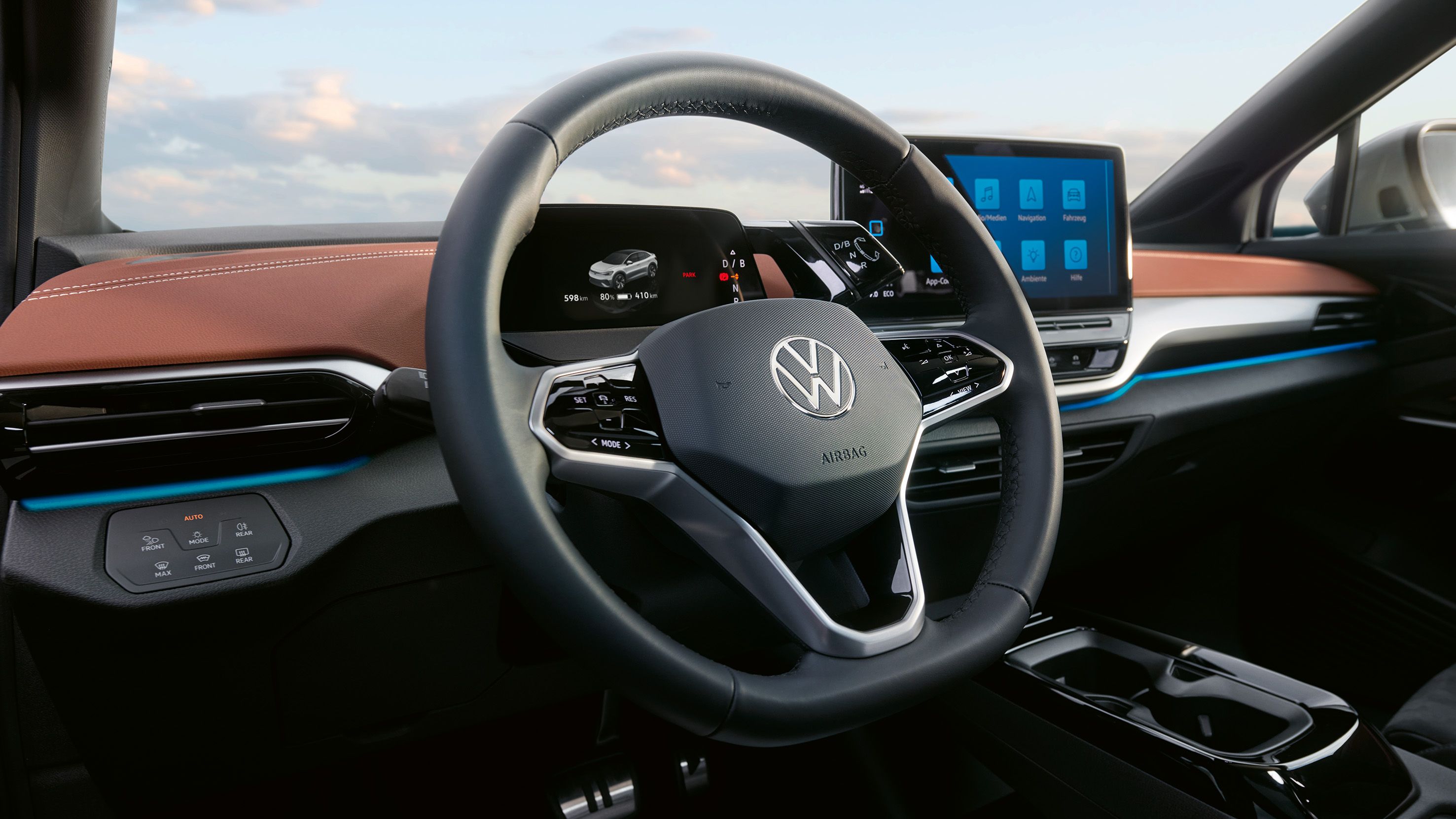 Bočný pohľad na multifunkčný volant, palubnú dosku a infotainment systém VW ID.5