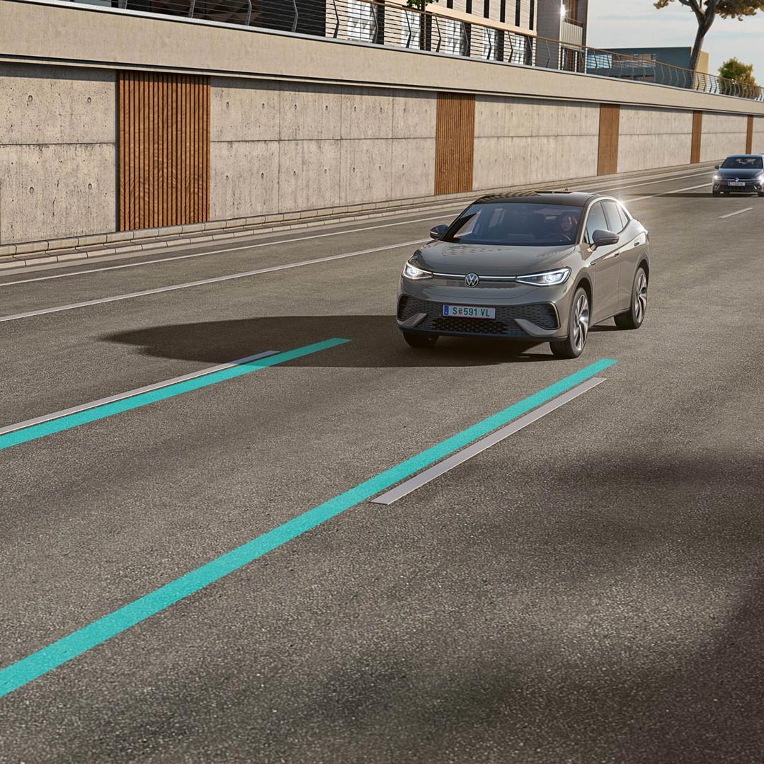 Sivý VW ID.5 využíva asistenta Lane Assist, aby si udržalo svoj jazdný pruh.