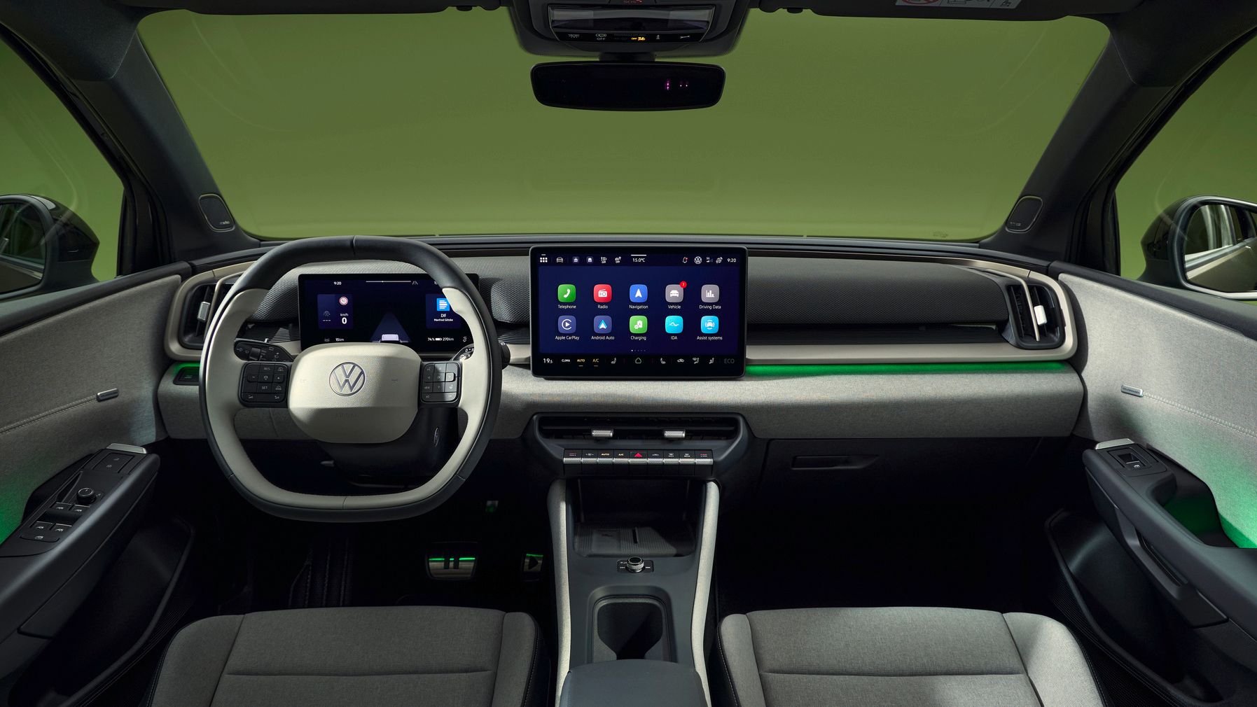 Pohľad do interiéru Volkswagen ID. Cross na predné sedadlá, palubnú dosku a volant.