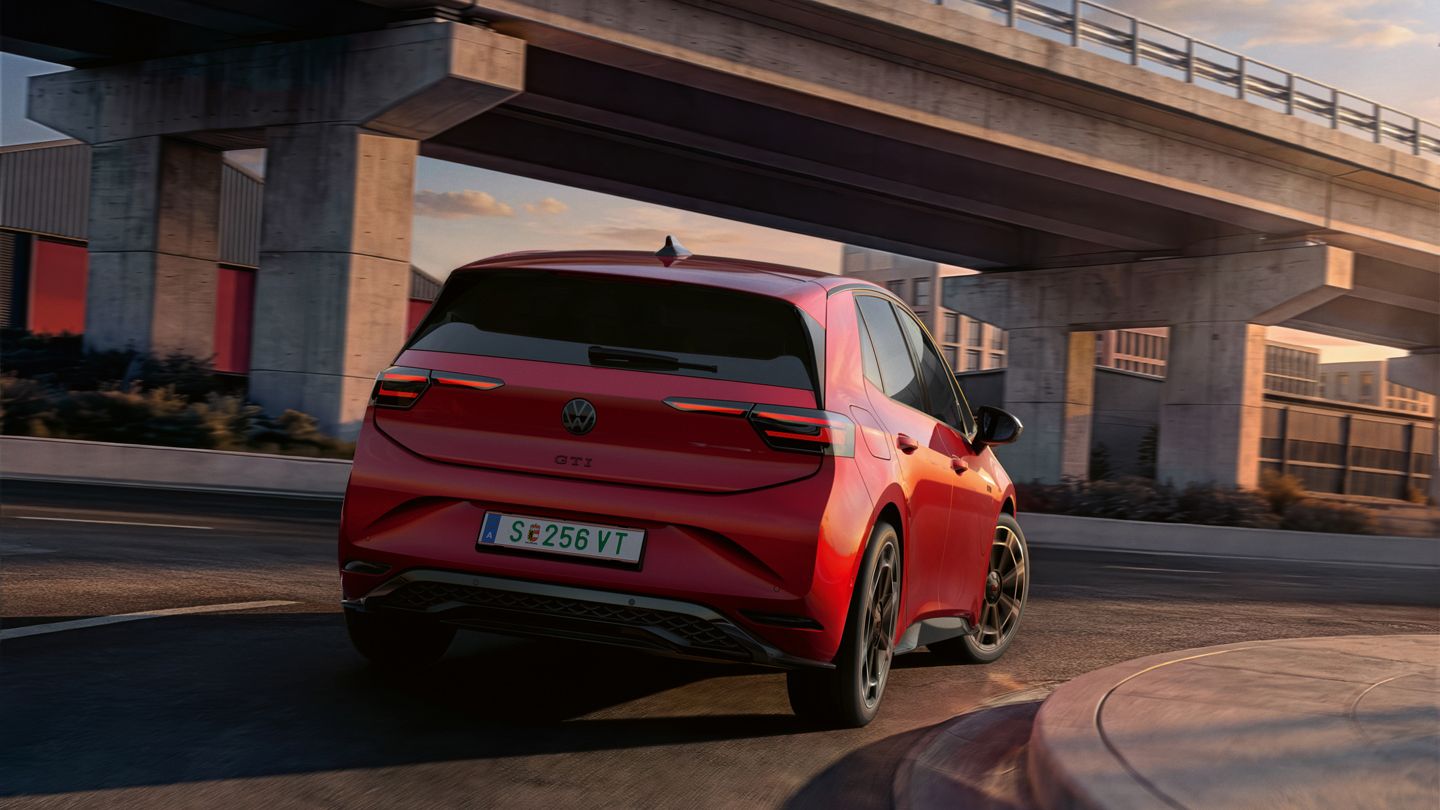 [AI-modified] – Pohľad na zadné partie červeného VW ID.3 GTI so zapnutými zadnými svetlami.