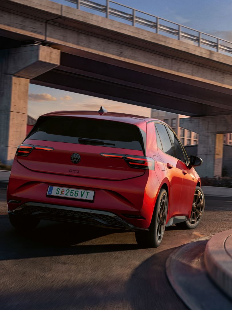 [AI-modified] – Pohľad na zadné partie červeného VW ID.3 GTI so zapnutými zadnými svetlami.