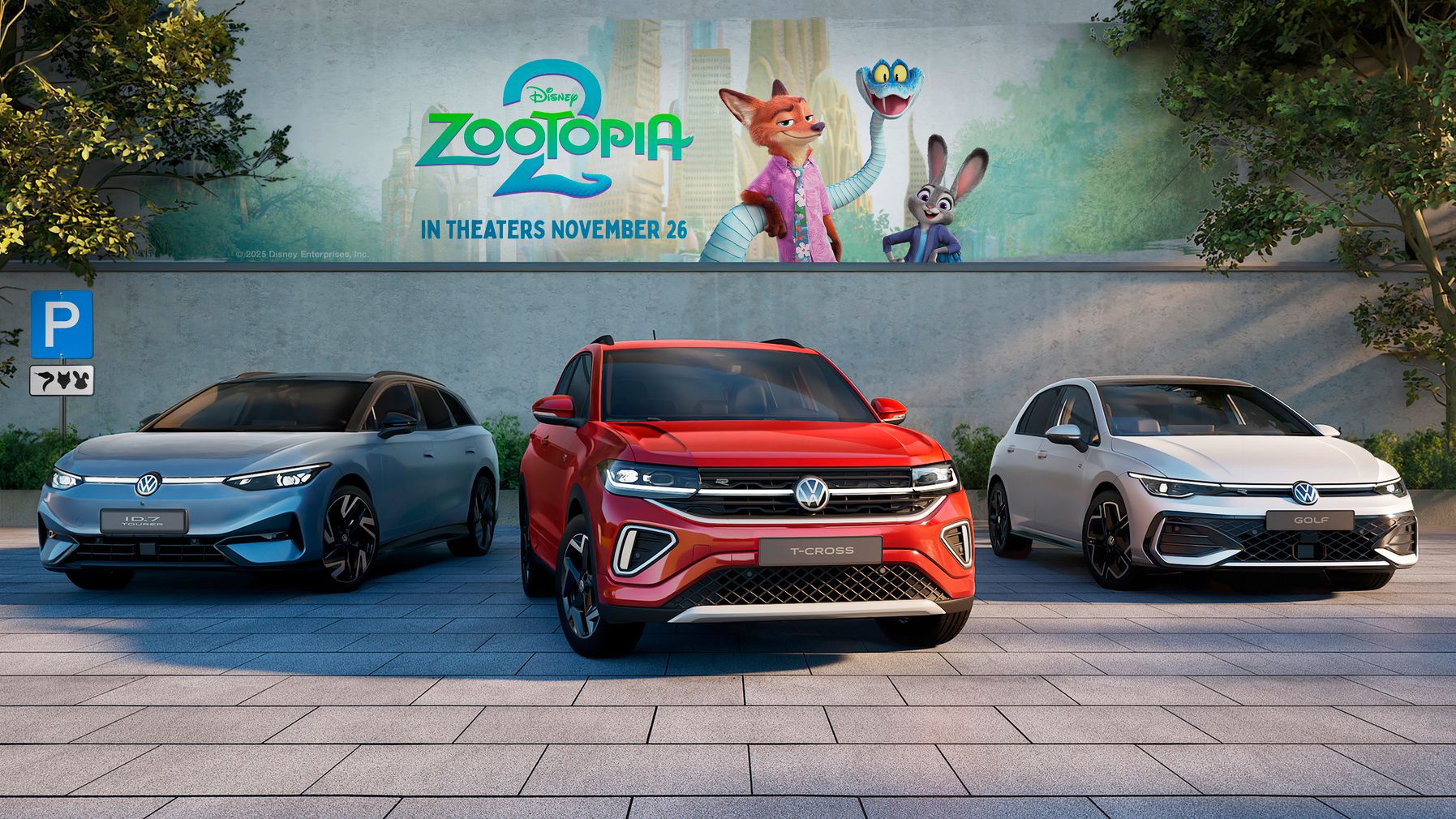 Tri modely automobilov Volkswagen (ID.4X, T-Cross a Golf) zaparkované pred billboardom s filmom Zootopia 2. V pozadí sú stromy a zeleň. Automobily sú rôznych farieb: modrá, červená a biela.