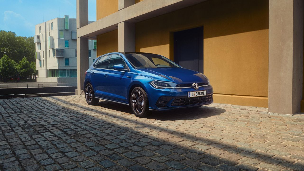  Seitliche Frontansicht des blauen VW Polo R-Line.