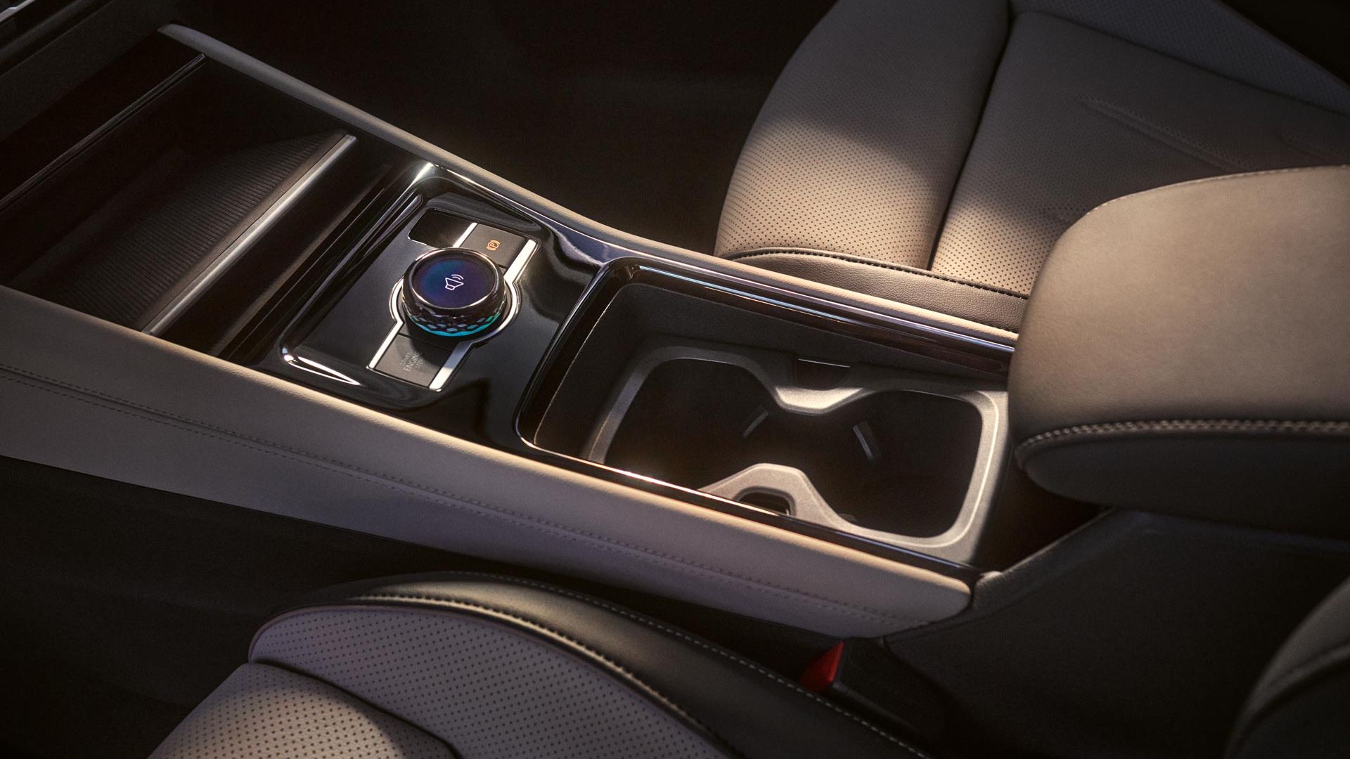 Detail interiéru VW Tiguan so zameraním na stredovú konzolu s tlačidlom na prepínanie jazdných režimov.