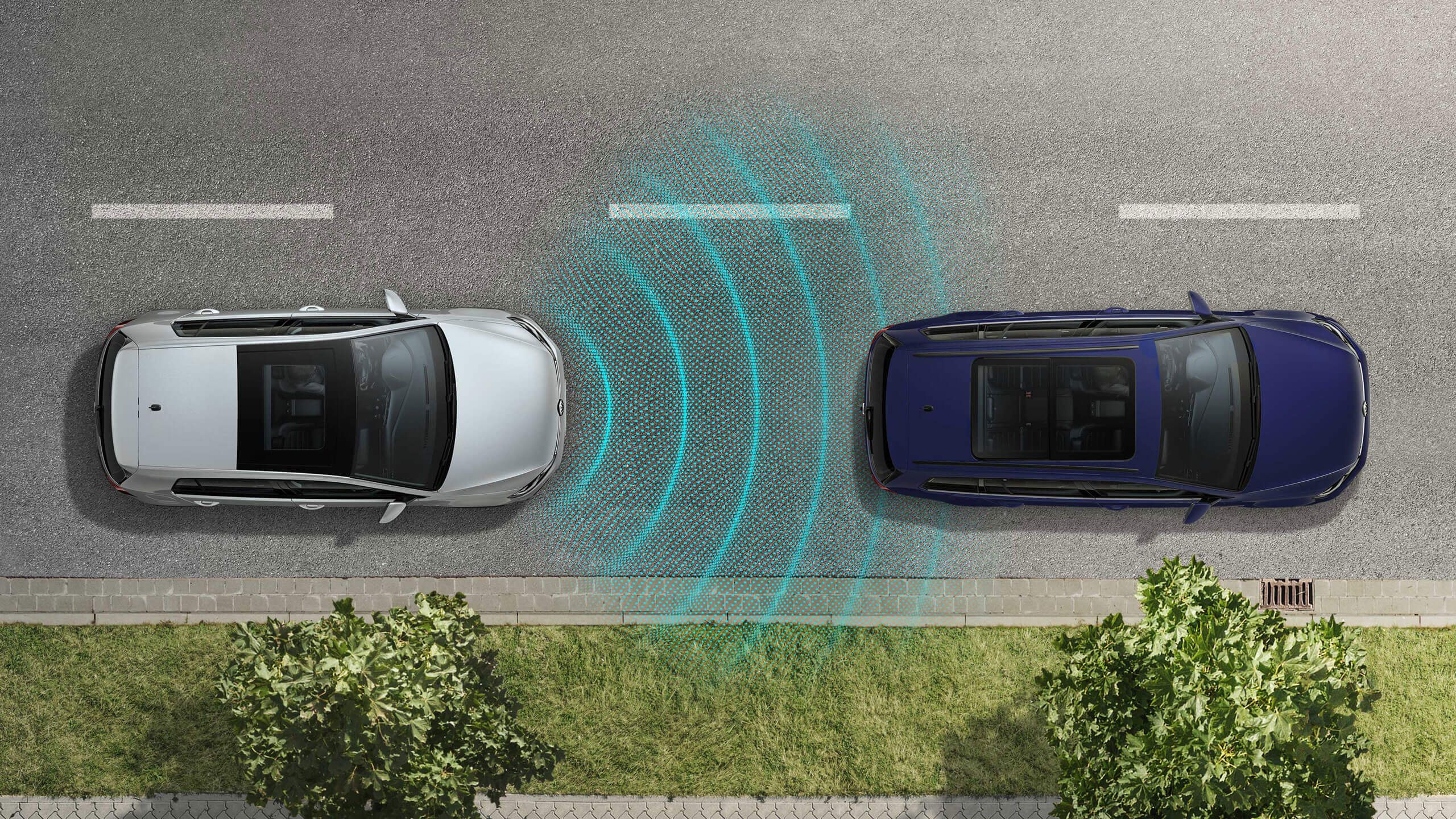 Dva automobily na ceste, jeden strieborný a jeden modrý. Modrý automobil vysiela vlny či signály smerom k striebornému automobilu. Tieto vlny zobrazujú aktívny bezpečnostný systém, ktorý sleduje vzdialenosť medzi automobilmi.