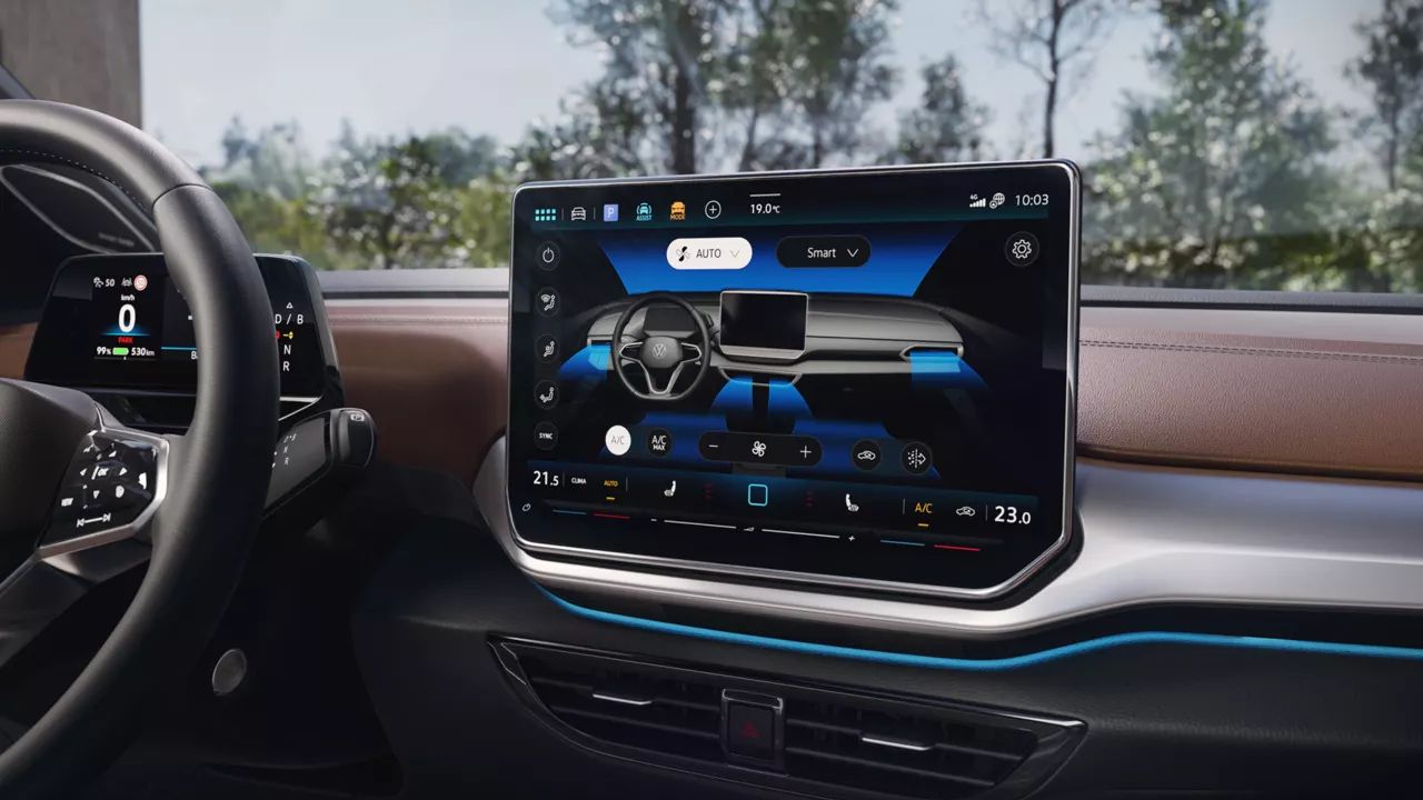 Pohľad na digitálny kokpit vo vozidle Volkswagen ID. 5 Pro. Displej zobrazuje ovládanie klimatizácie.