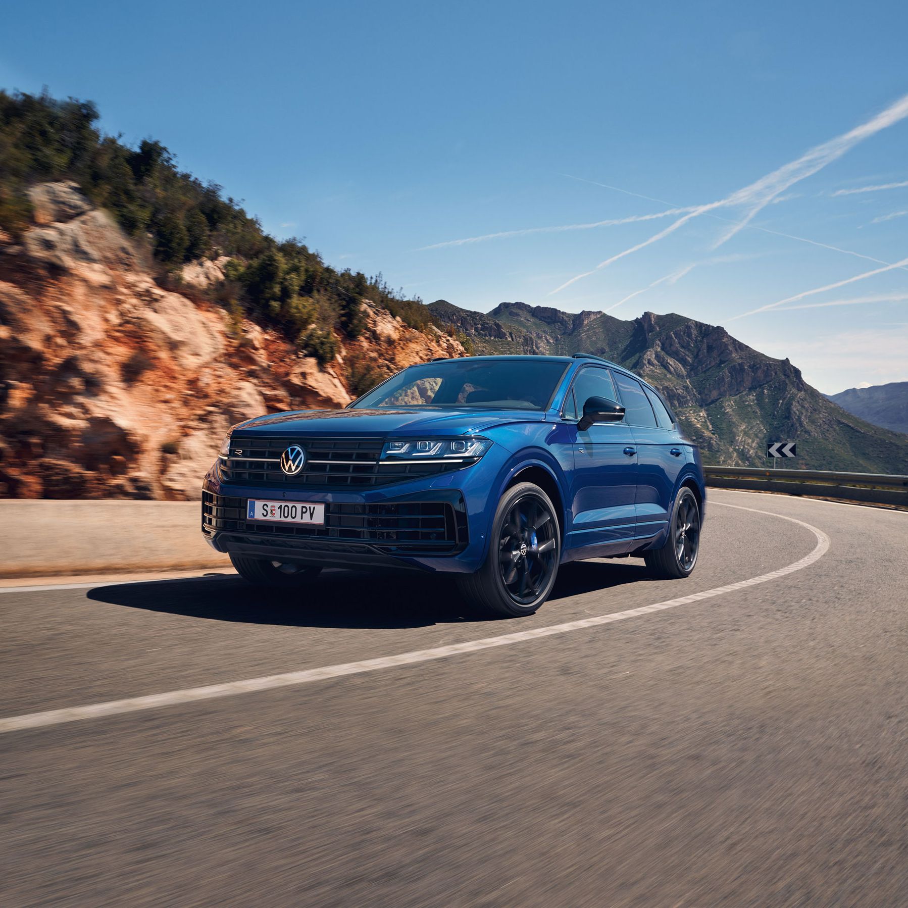 Touareg R eHybrid pri jazde po ceste v horách.