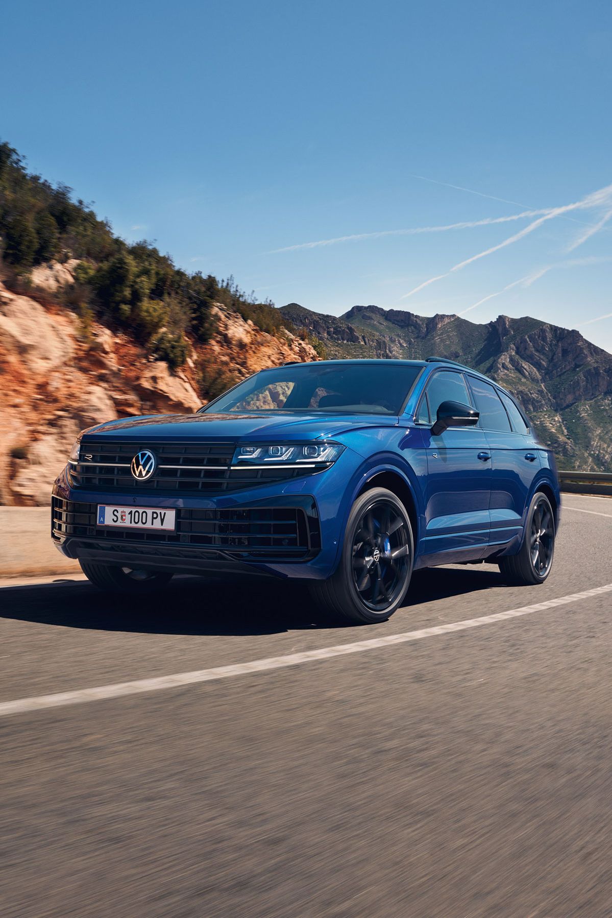 Touareg R eHybrid pri jazde po ceste v horách.