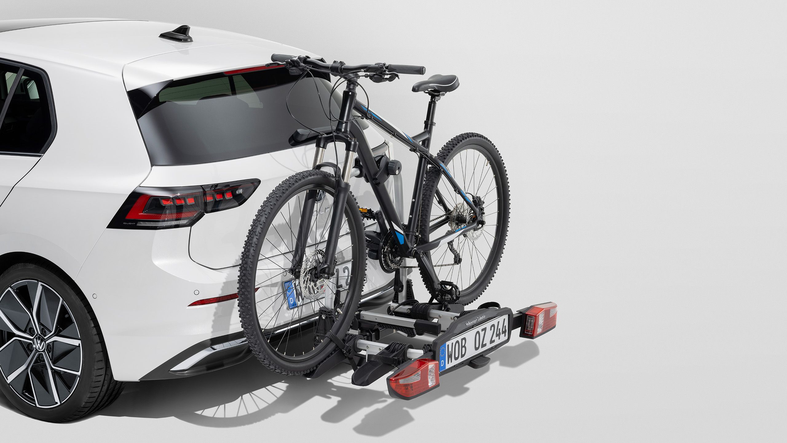 VW Golf s nosičom bicyklov vrátane bicykla