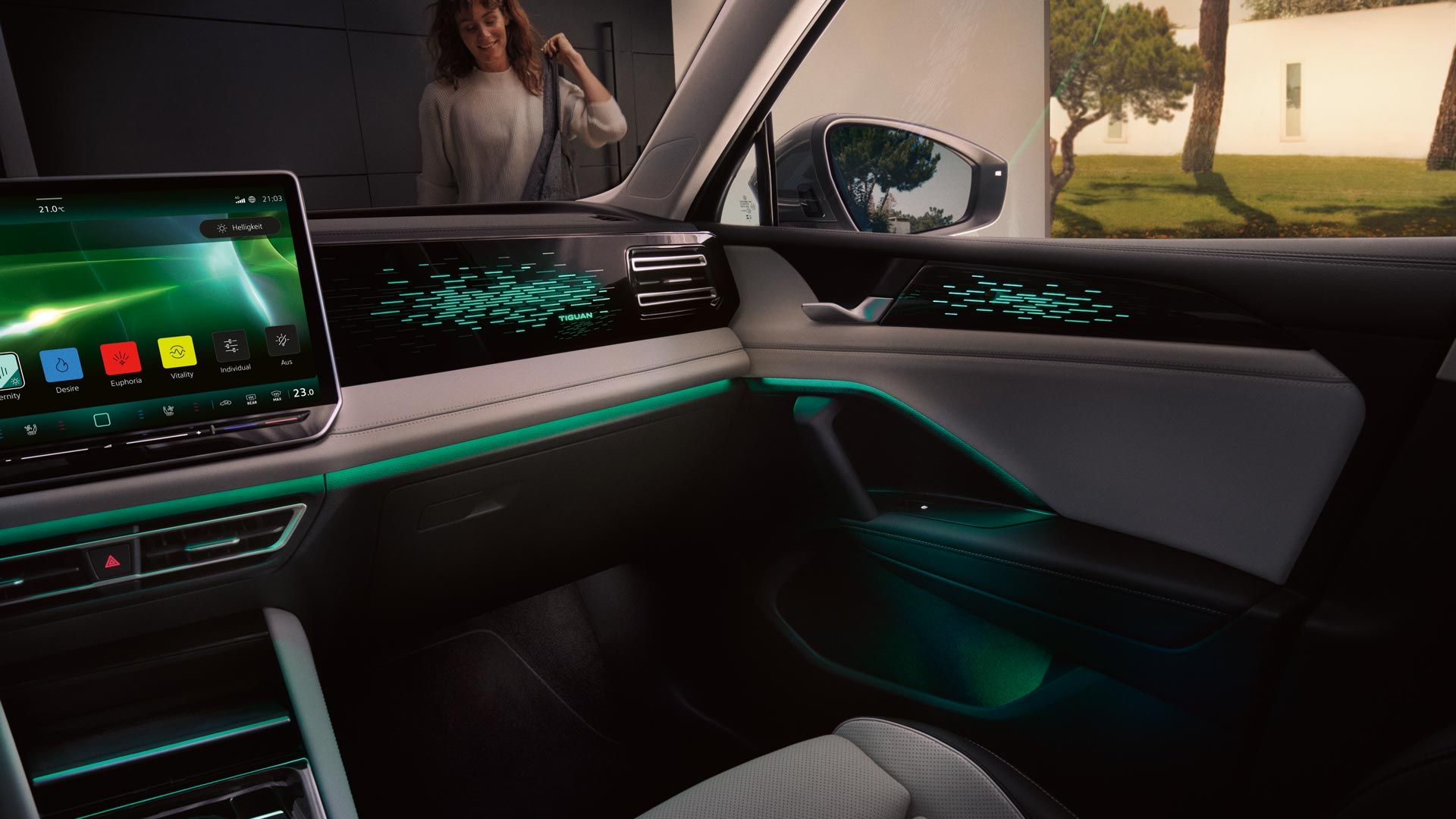 Interiér VW Tiguan nachts.