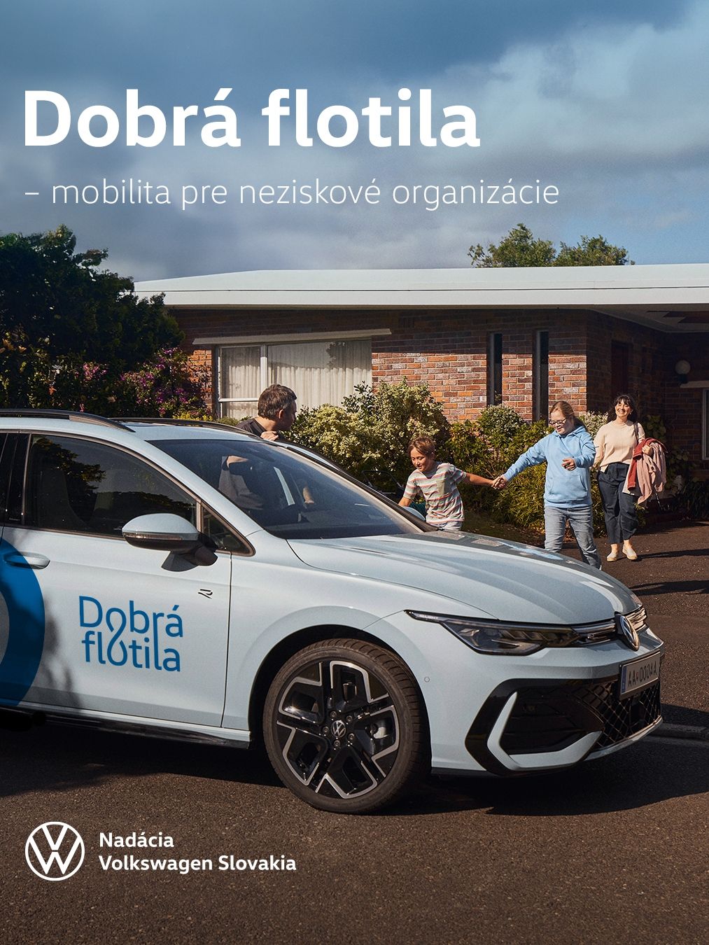 Rodina s dvomi väčšími deťmi ide z domu k svojmu vozidlu Volkswagen.