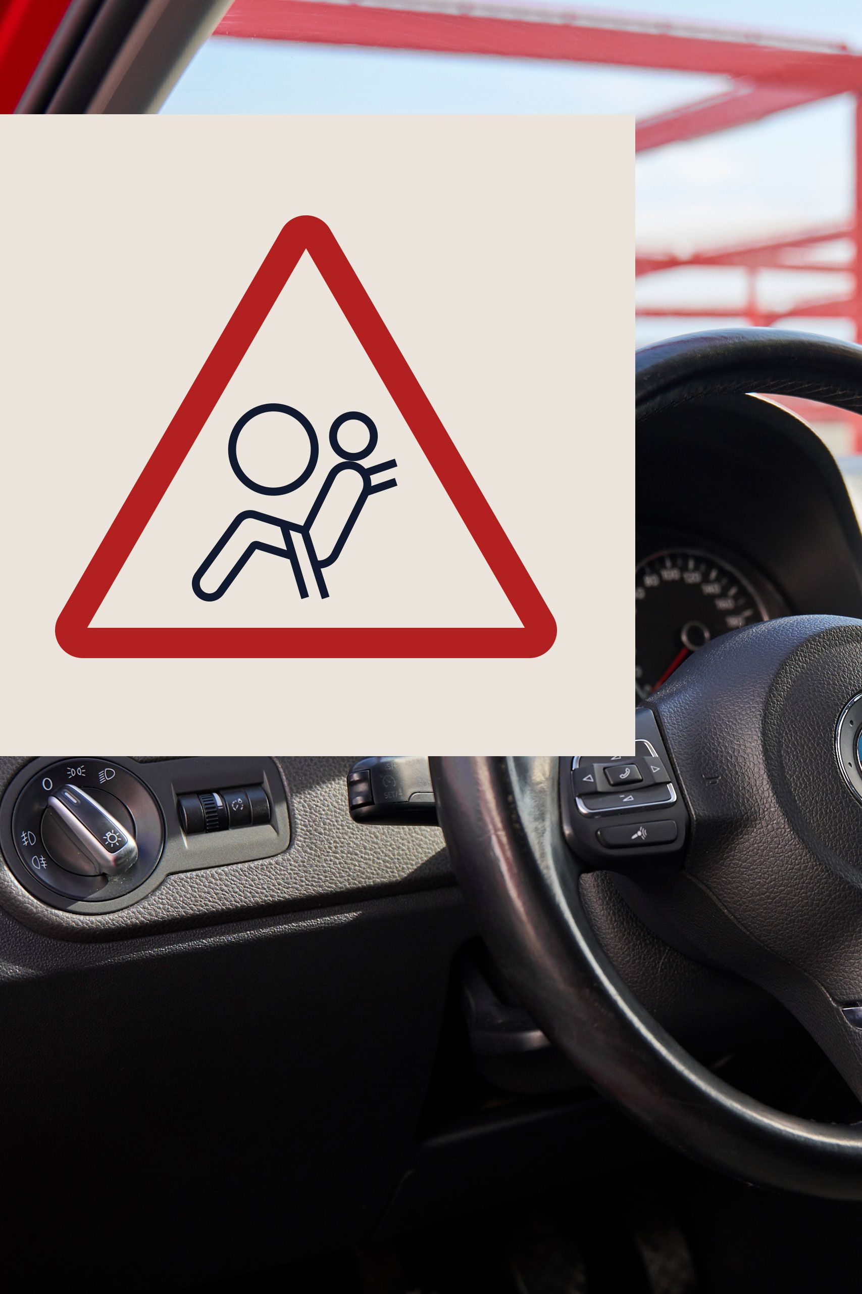 Výstražný symbol pre riziko airbagu pred volantom vo vnútri vozidla VW