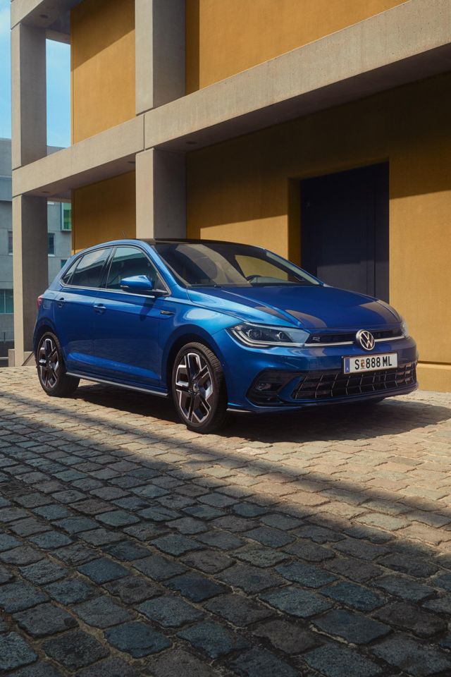  Seitliche Frontansicht des blauen VW Polo R-Line.