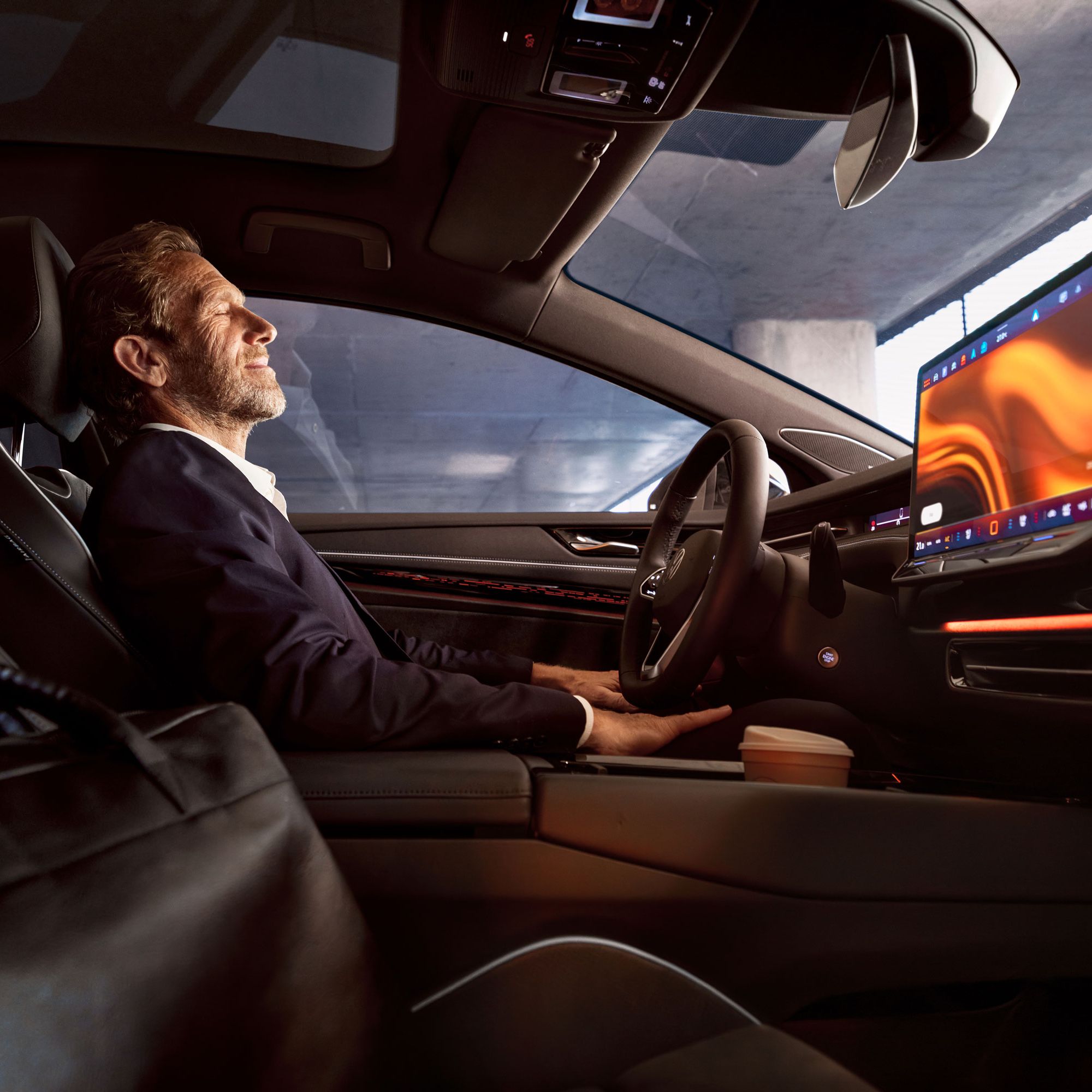 Muž oddychuje vo svojom zaparkovanom VW ID.7.