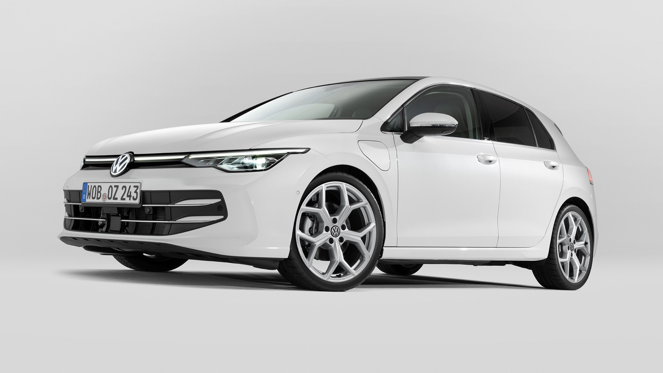 18-palcové disky z ľahkých zliatin „Huntsville“ v matne striebornej farbe na modeli VW Golf 8