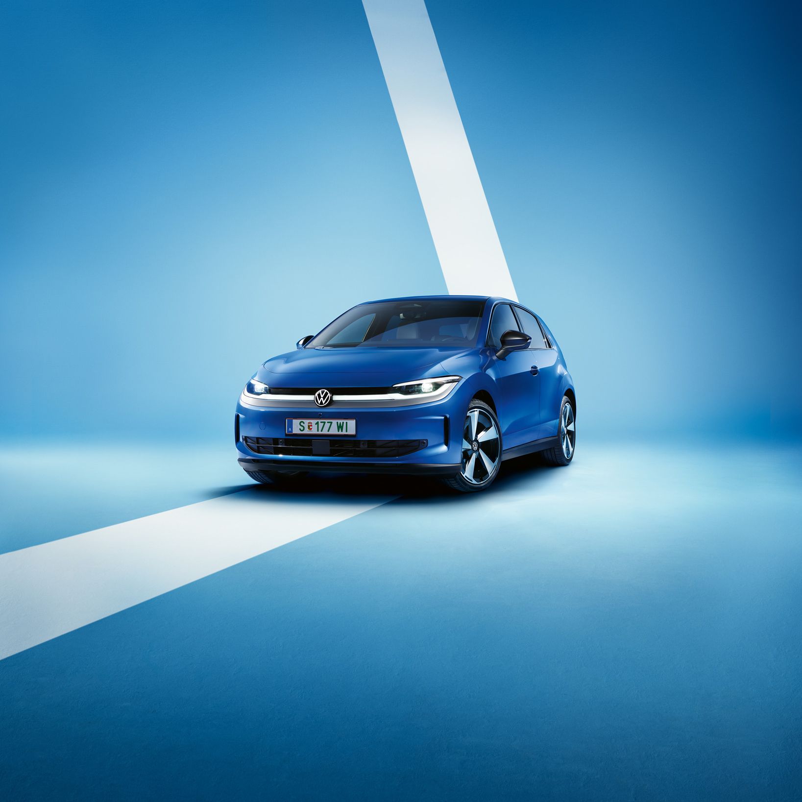 Modrý VW ID. Polo Style z predného bočného uhla na svetlomodrom pozadí.