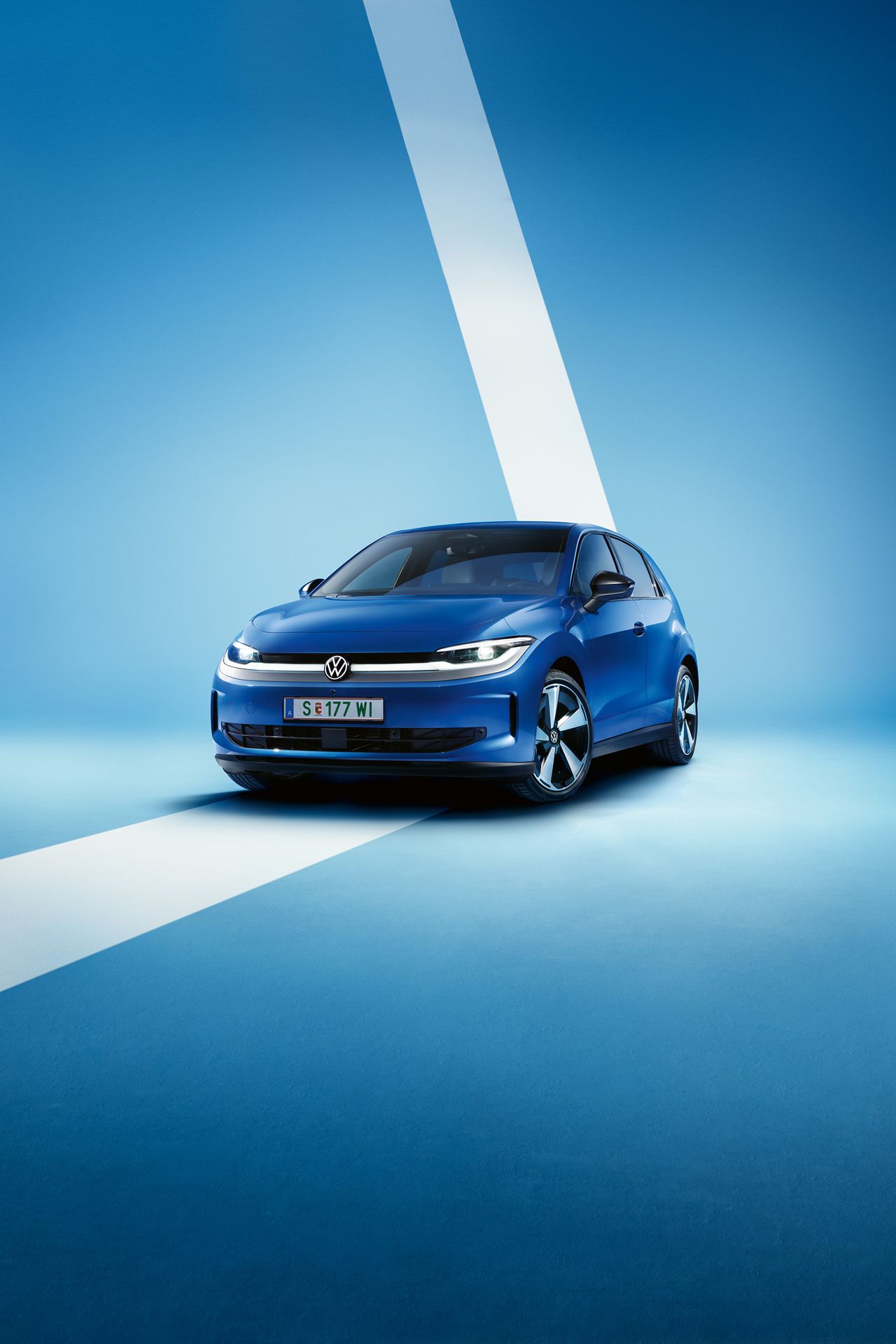 Modrý VW ID. Polo Style z predného bočného uhla na svetlomodrom pozadí.