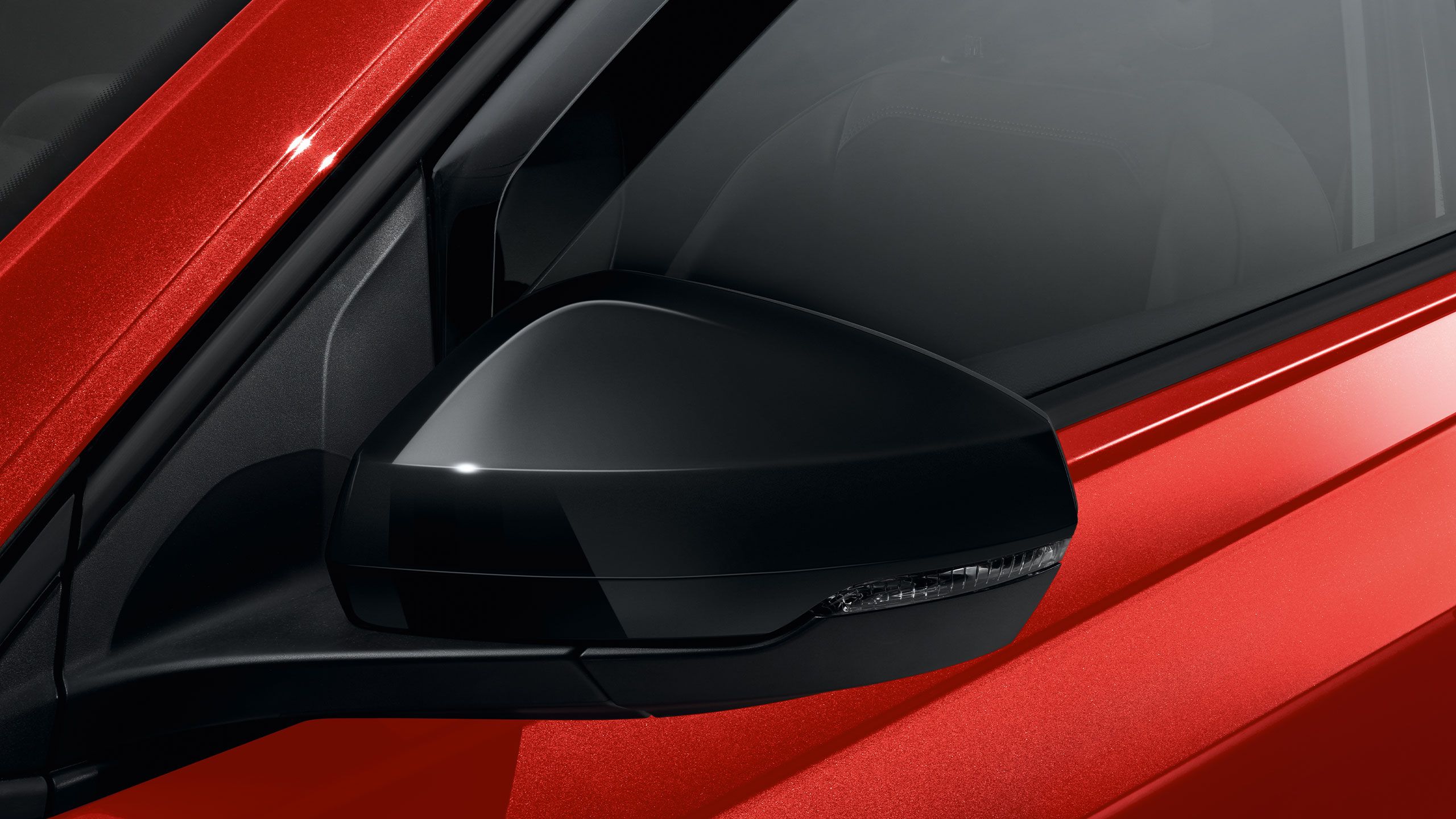Kryty vonkajších spätných zrkadiel na červenom VW Polo