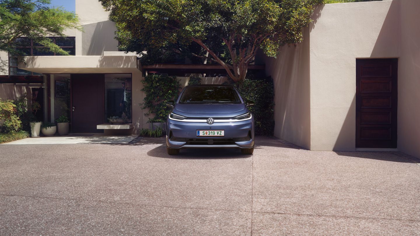 Modrý VW ID.3 Neo parkuje pred rodinným domom.