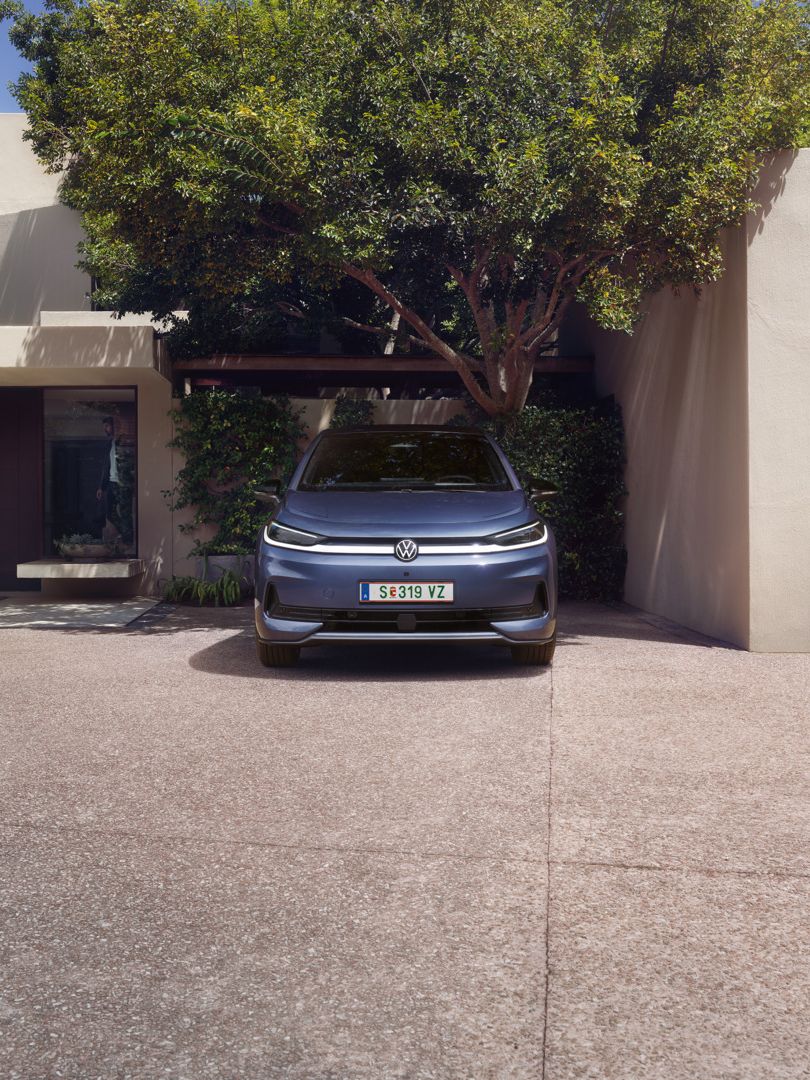 Modrý VW ID.3 Neo parkuje pred rodinným domom.