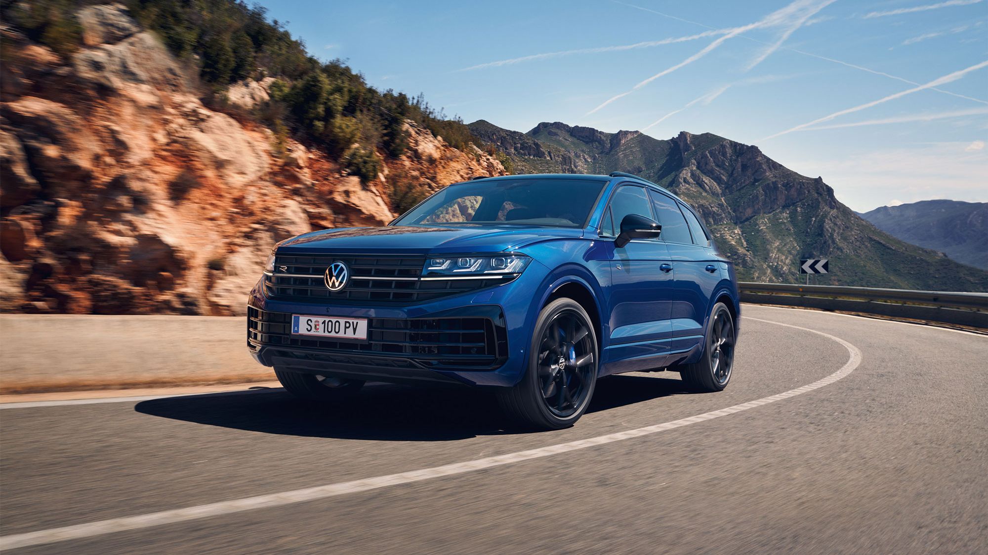 Touareg R eHybrid pri jazde po ceste v horách.