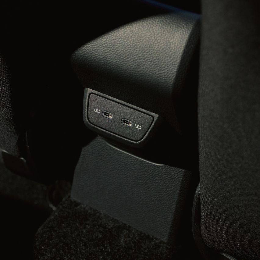 VW Taigo interiér. Pohľad na USB rozhranie vo vozidle.