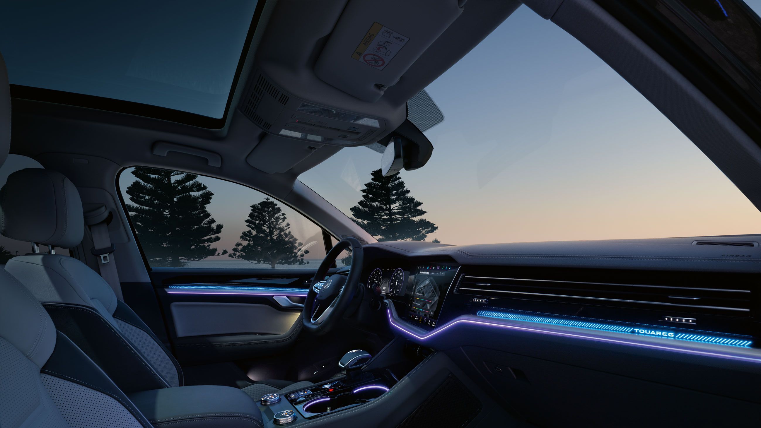 Pohľad na ambientné osvetlenie s podsvietenými dekormi vo VW Touareg Elegance.