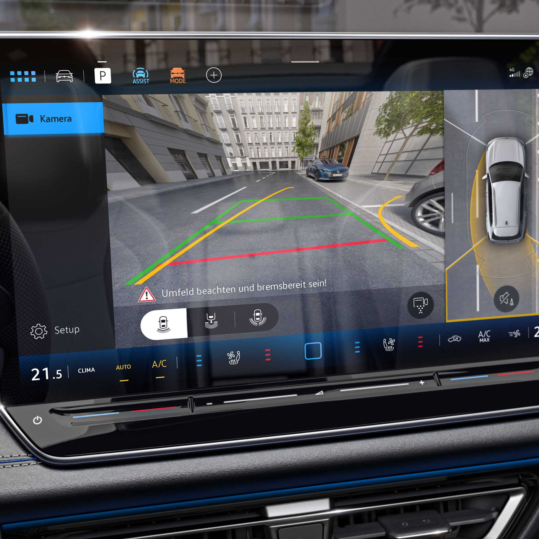 Displej systému infotainment ukazuje obraz z cúvacej kamery, ktorá zobrazuje priestor za vozidlom. Vidieť tiež farebne pomocné línie pre bezpečný pohyb a parkovanie. Vpravo je zobrazené auto pripravené parkovať.