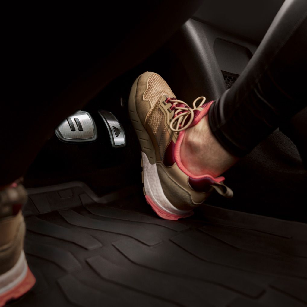 Pohľad na pedále vozidla ID.3, osoba stláča pedál akcelerátora. 