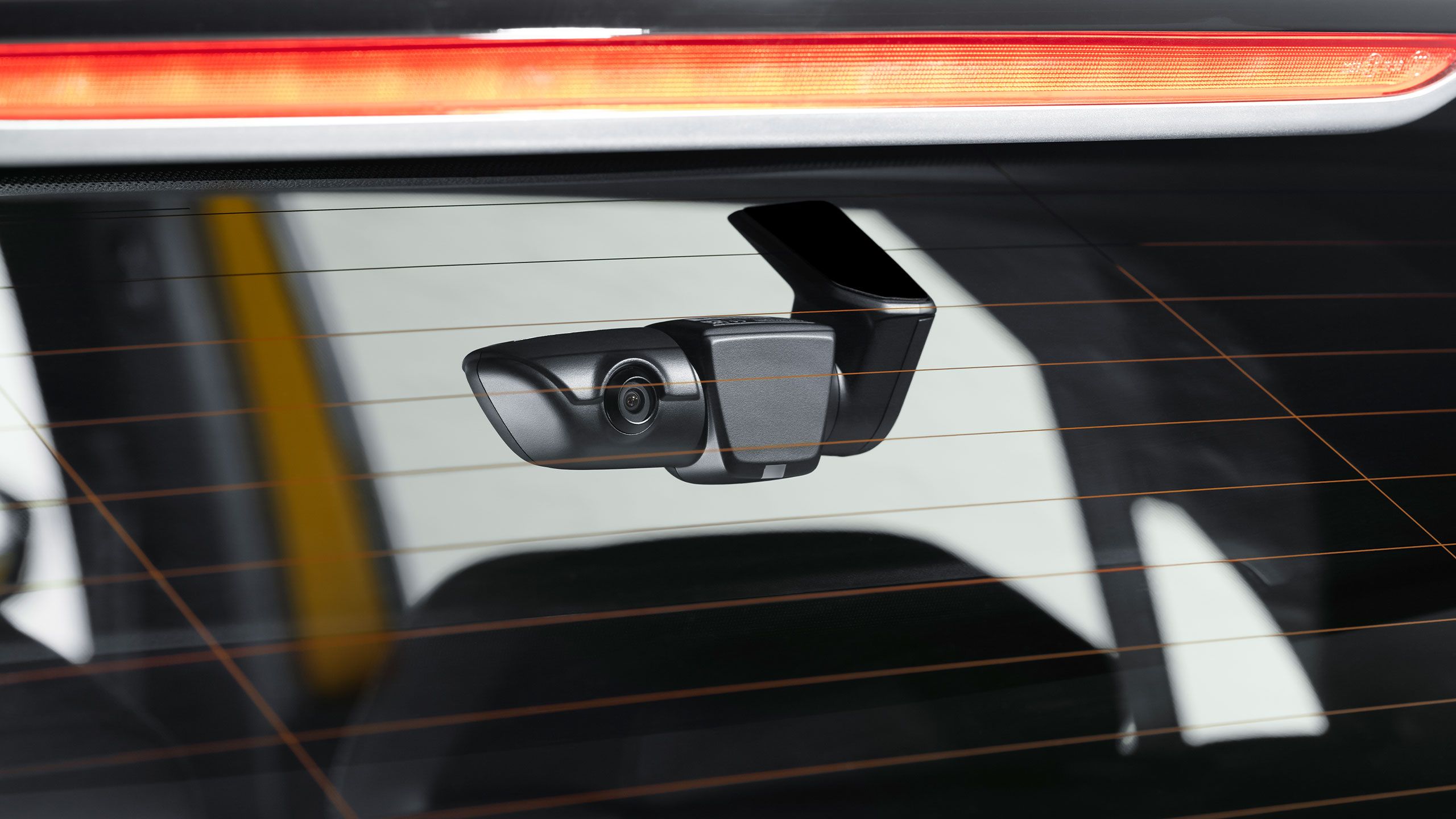 Autokamera VW pre váš T-Roc s prednou a zadnou kamerou zaznamenáva udalosti pomocou otrasového a radarového senzora. 