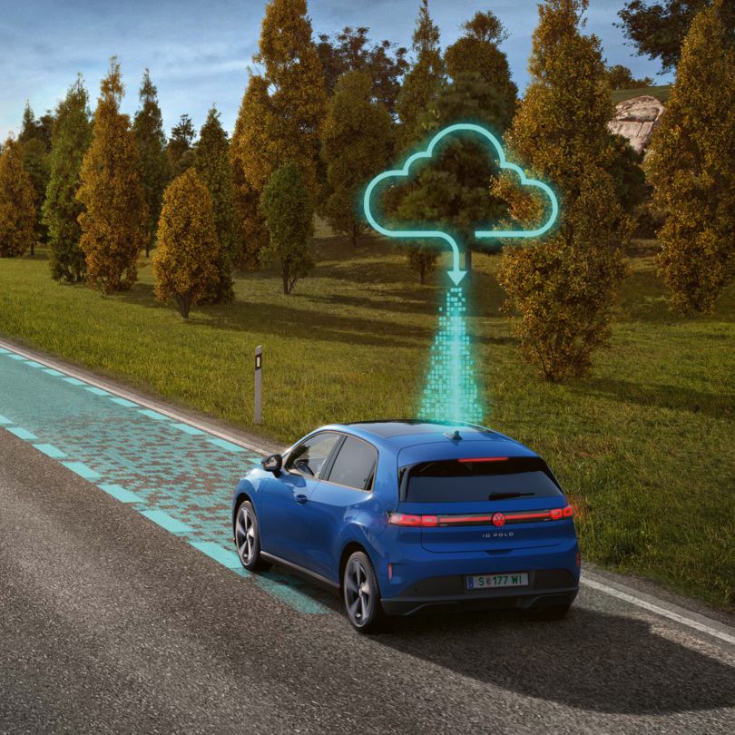 Ilustrácia schematicky znázorňuje fungovanie systému Travel Assist na príklade modrého modelu VW ID. Polo.