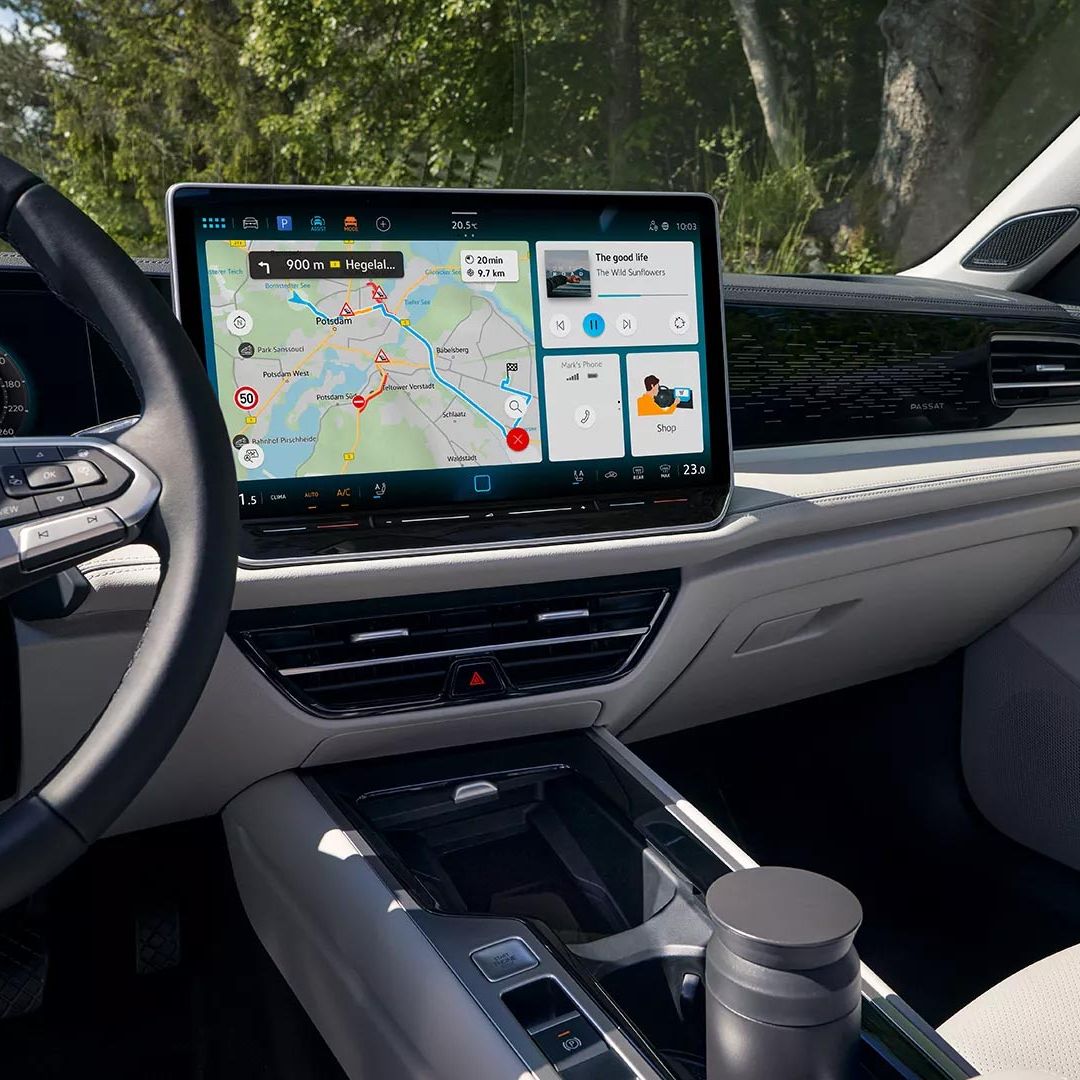 Pohľad do interiéru zobrazuje volant, digitálny prístrojový panel, veľký displej systému infotainment, palubnú dosku, stredovú konzolu a čiastočne predné sedadlo spolujazdca. 